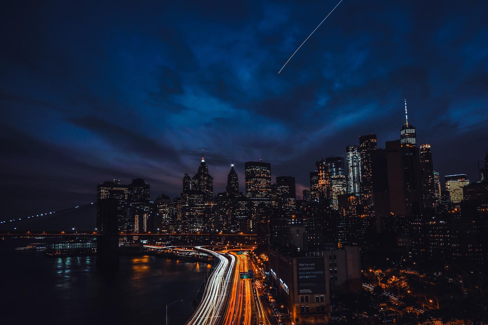 Бесплатное фото Черные тучи над ночным Нью-Йорком