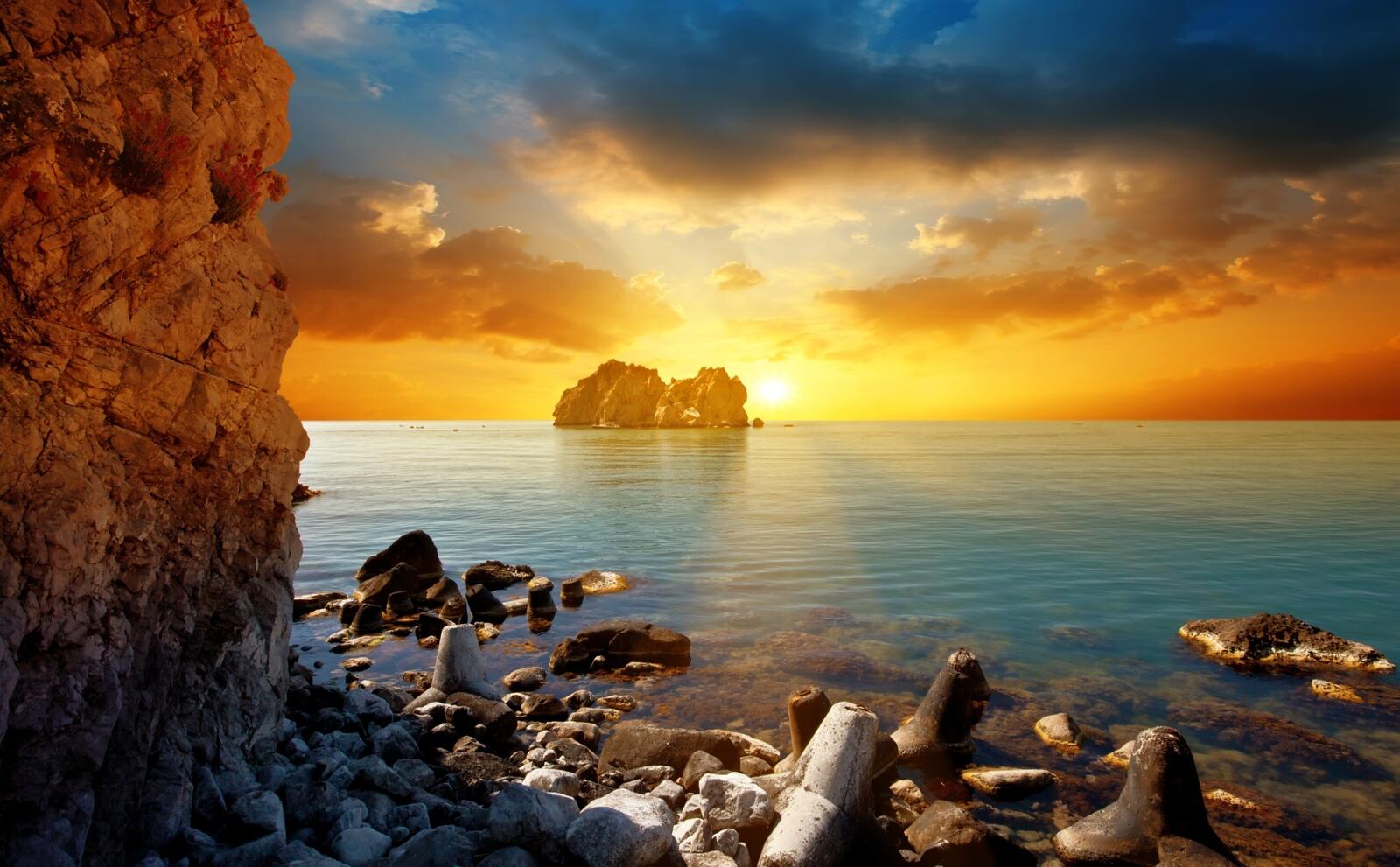 Бесплатное фото Скала на глубине моря во время заката