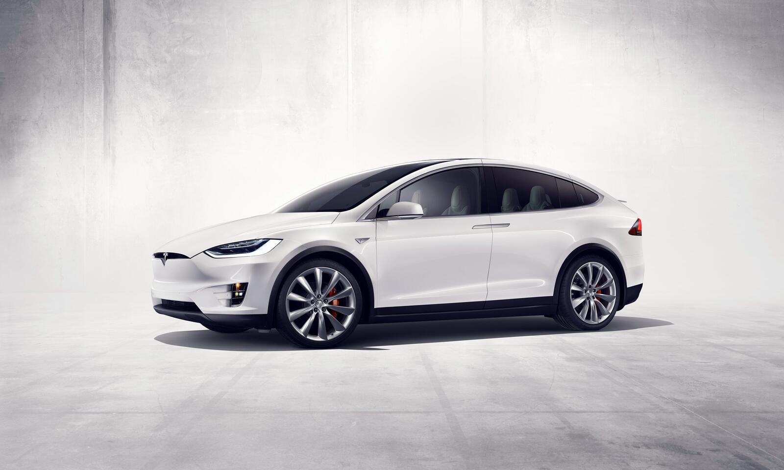 Бесплатное фото Tesla model x p90d белым цветом