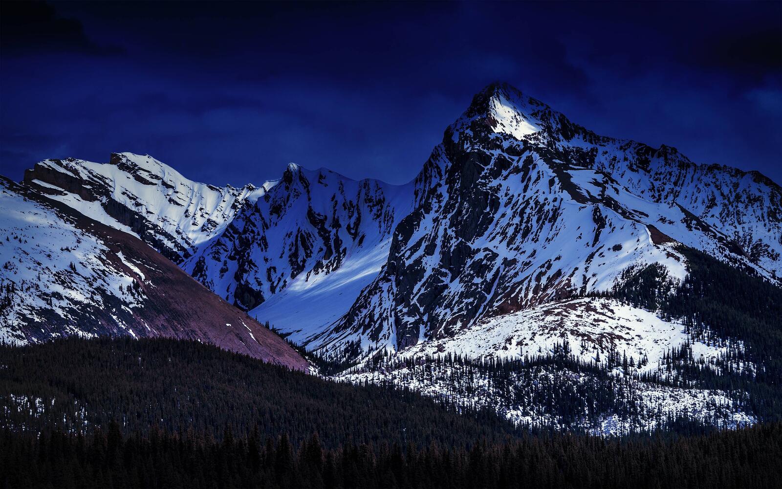 Free photo Landscape with snowy mountain peaks