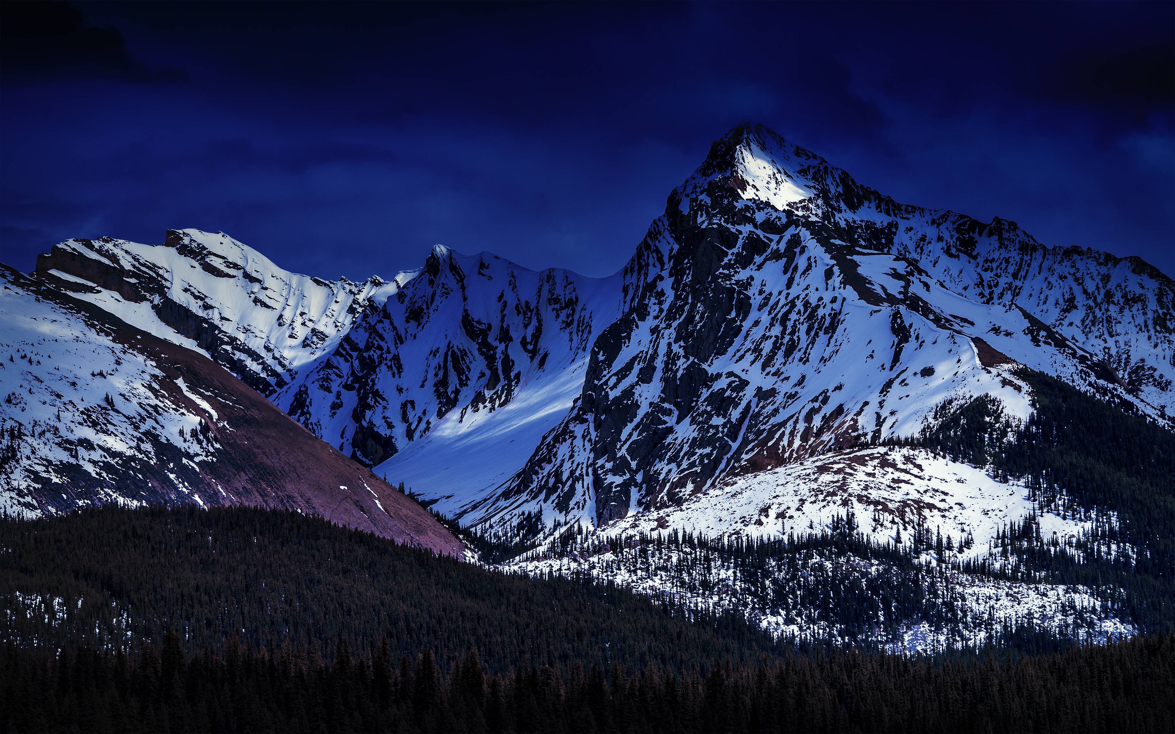 Пейзаж со снежными вершинами гор