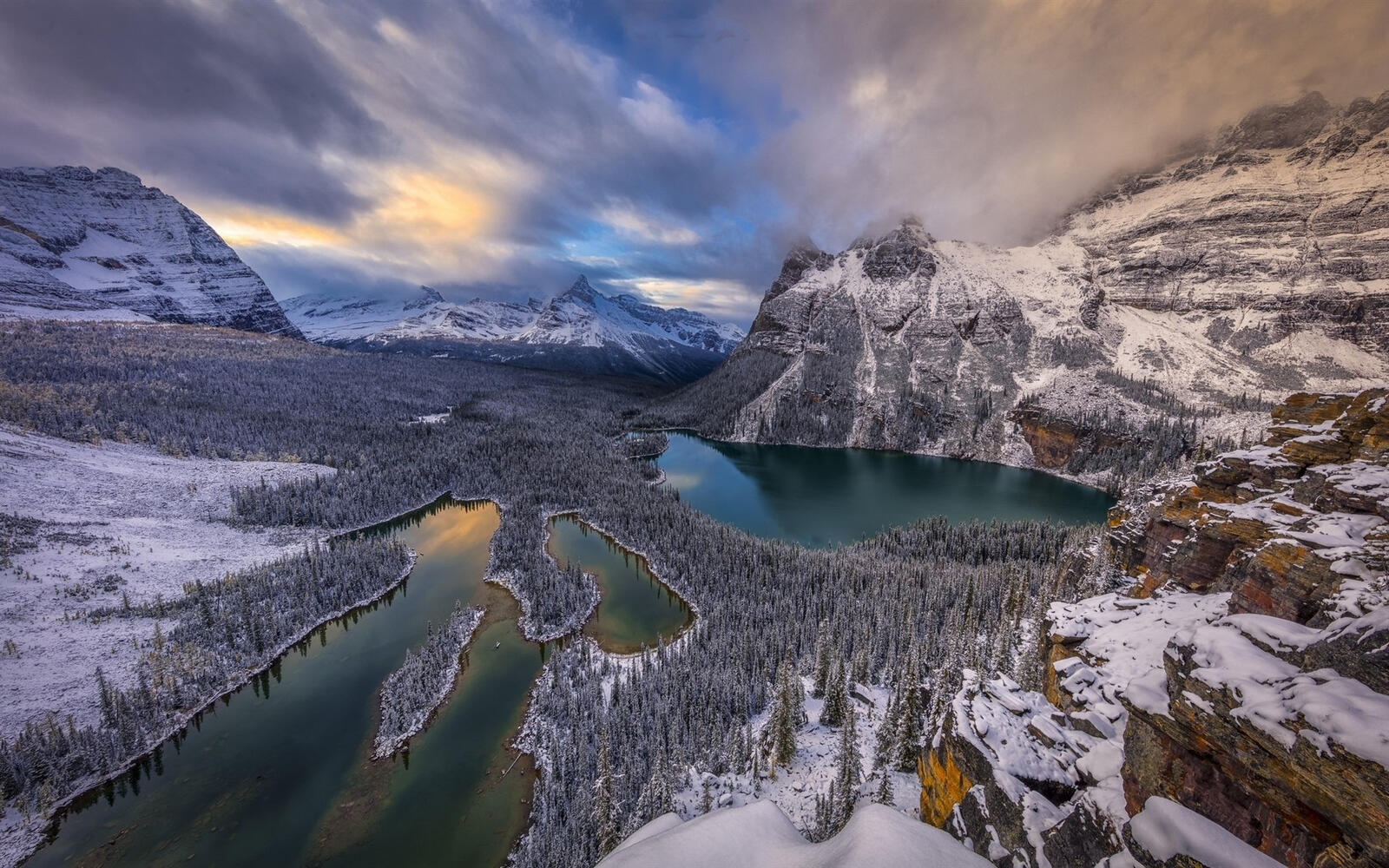 Бесплатное фото Аэросъемка с видом на озера в горах
