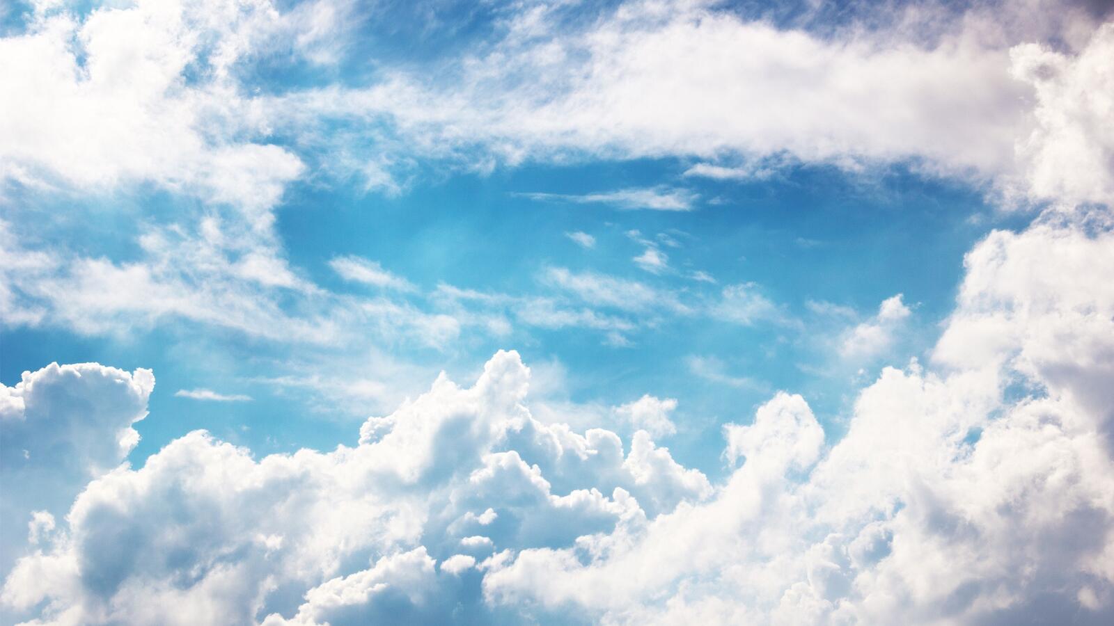 Бесплатное фото Голубое небо с облаками