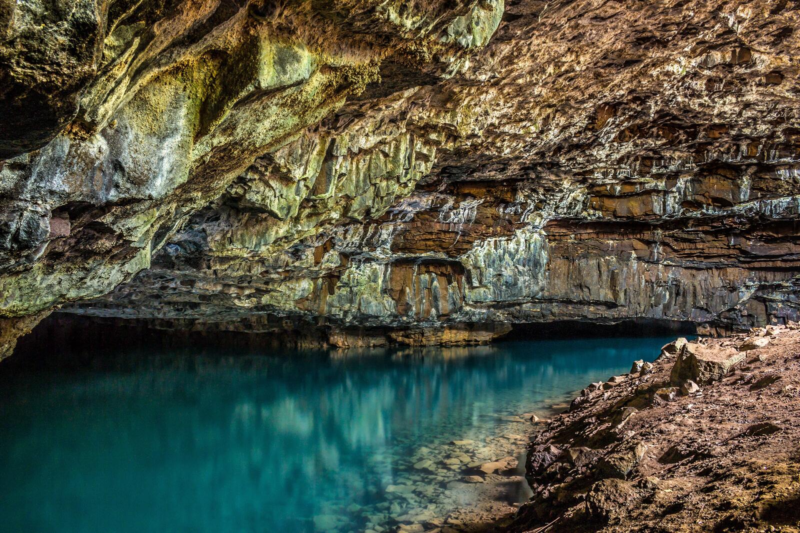 Бесплатное фото Вход в пещеру горы у воды