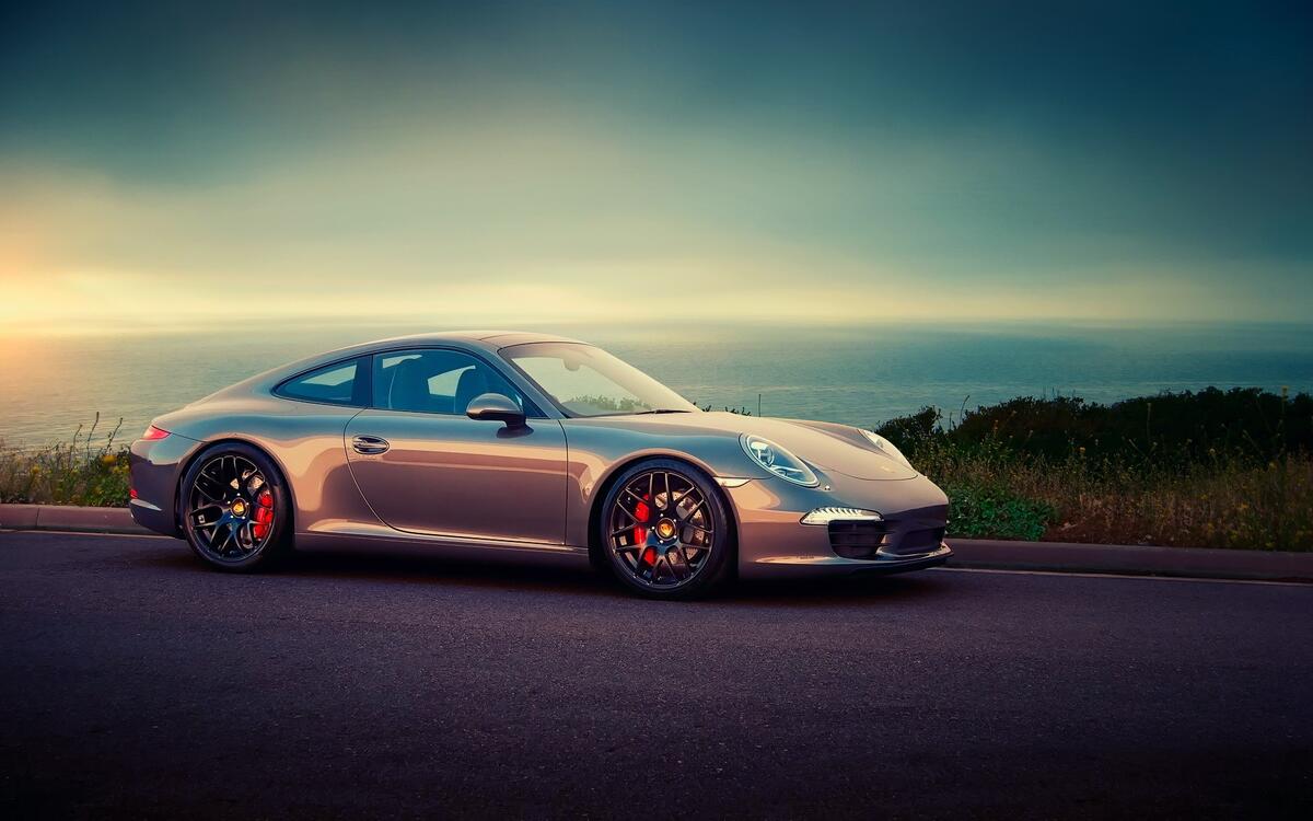 Картинка с Porsche 911 на фоне моря