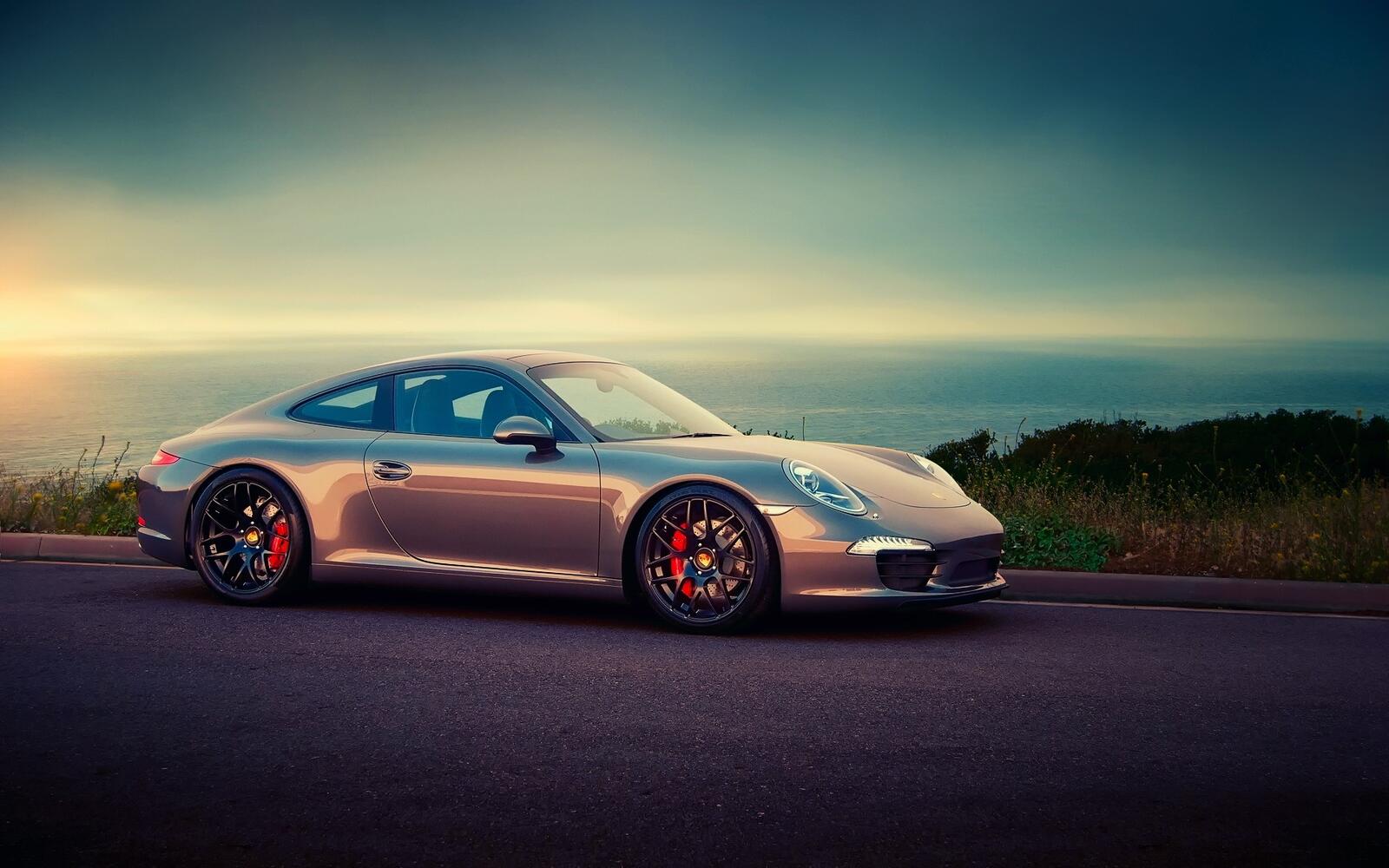 Бесплатное фото Картинка с Porsche 911 на фоне моря
