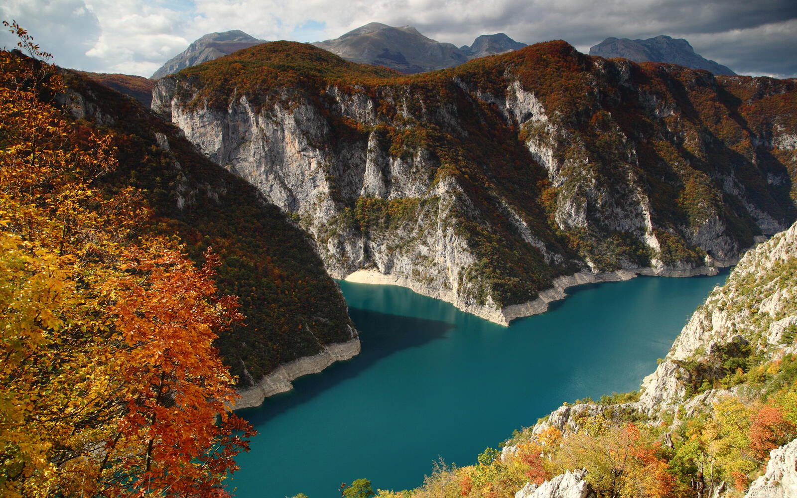 Бесплатное фото Голубое озеро разлившееся в горах