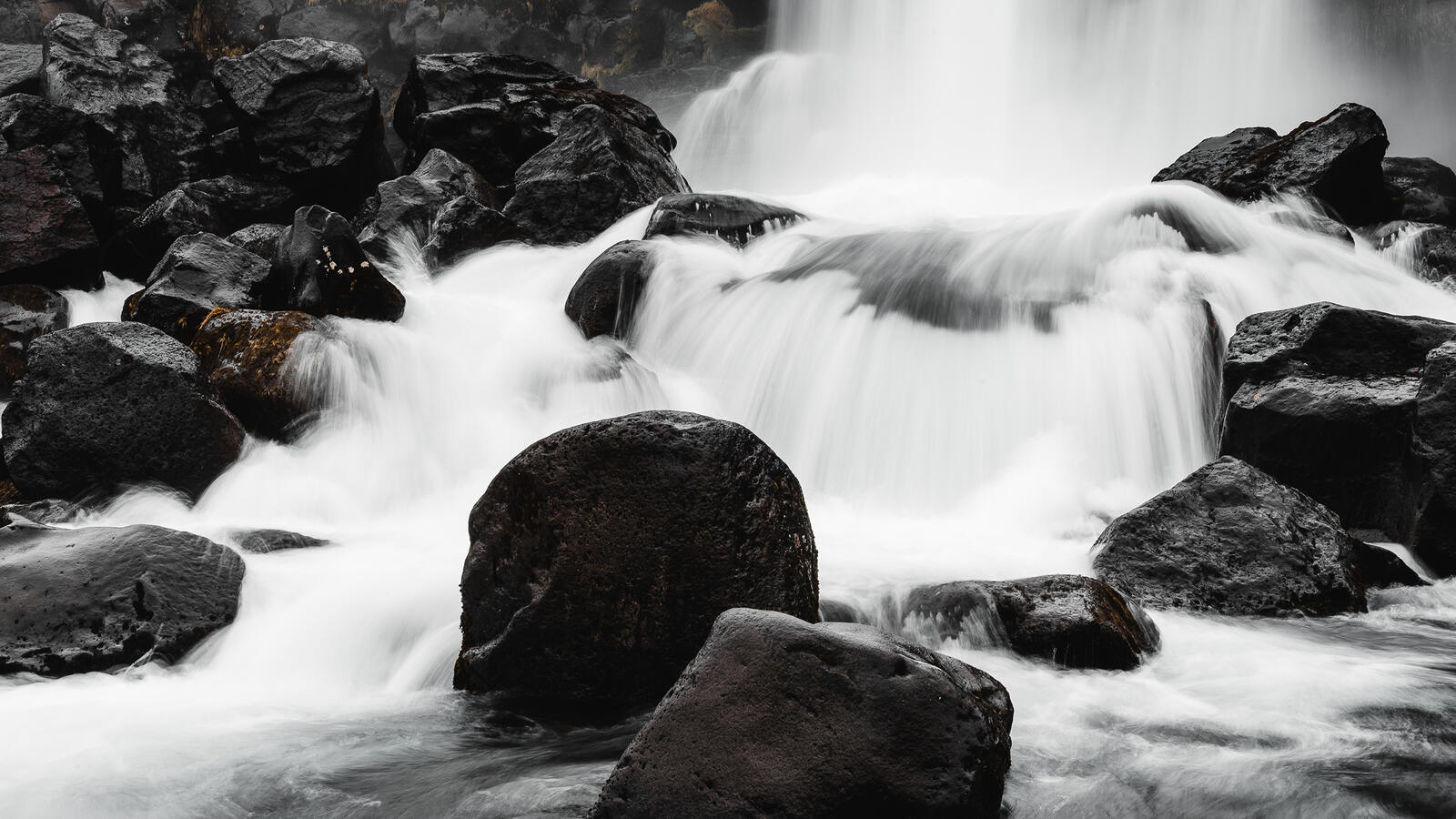 Бесплатное фото Водопад на черных скалах