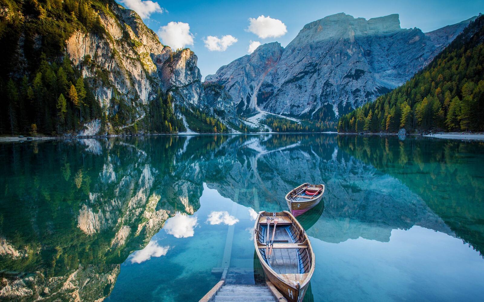 Деревянные лодки для прогулки по озеру