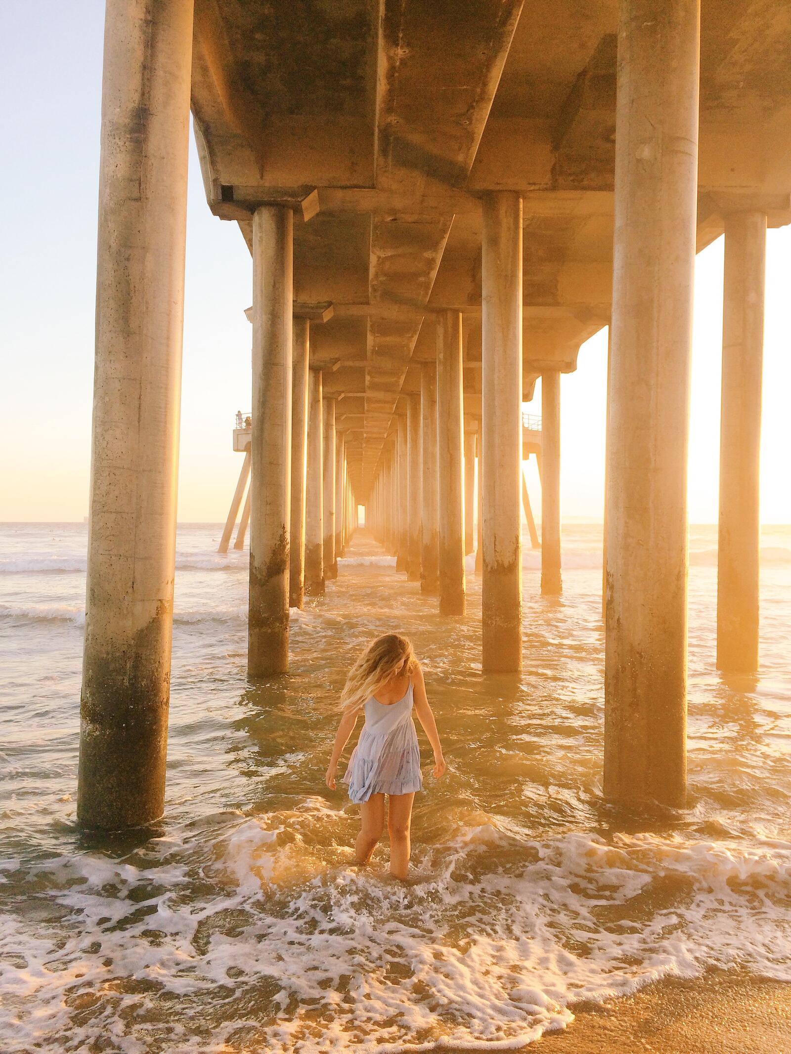 Бесплатное фото Девушка под мостом в солнечную погоду