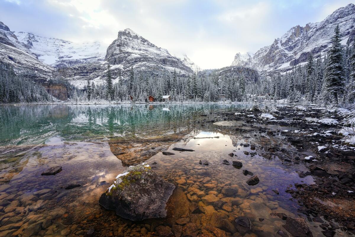 Озеро среди морозного леса в Канаде