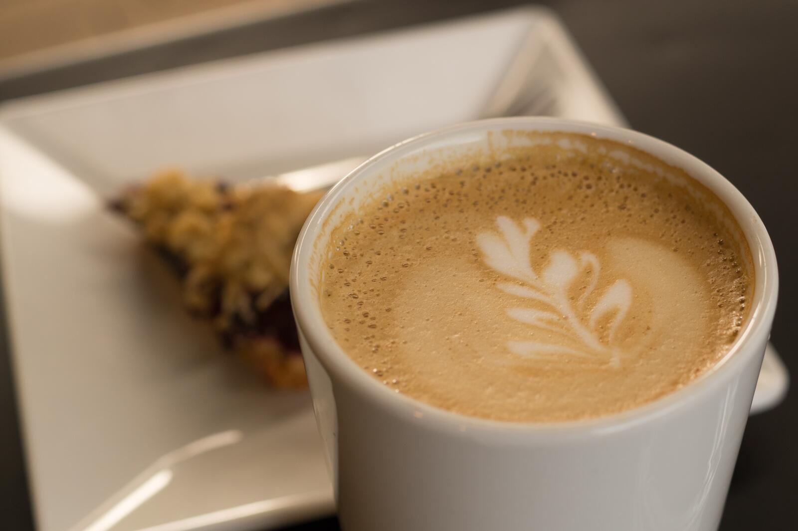 Бесплатное фото Утренняя чашечка кофе с пенкой