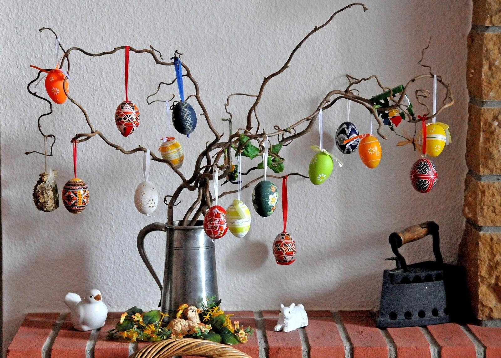 Бесплатное фото Дерево с цветными пасхальными яйцами