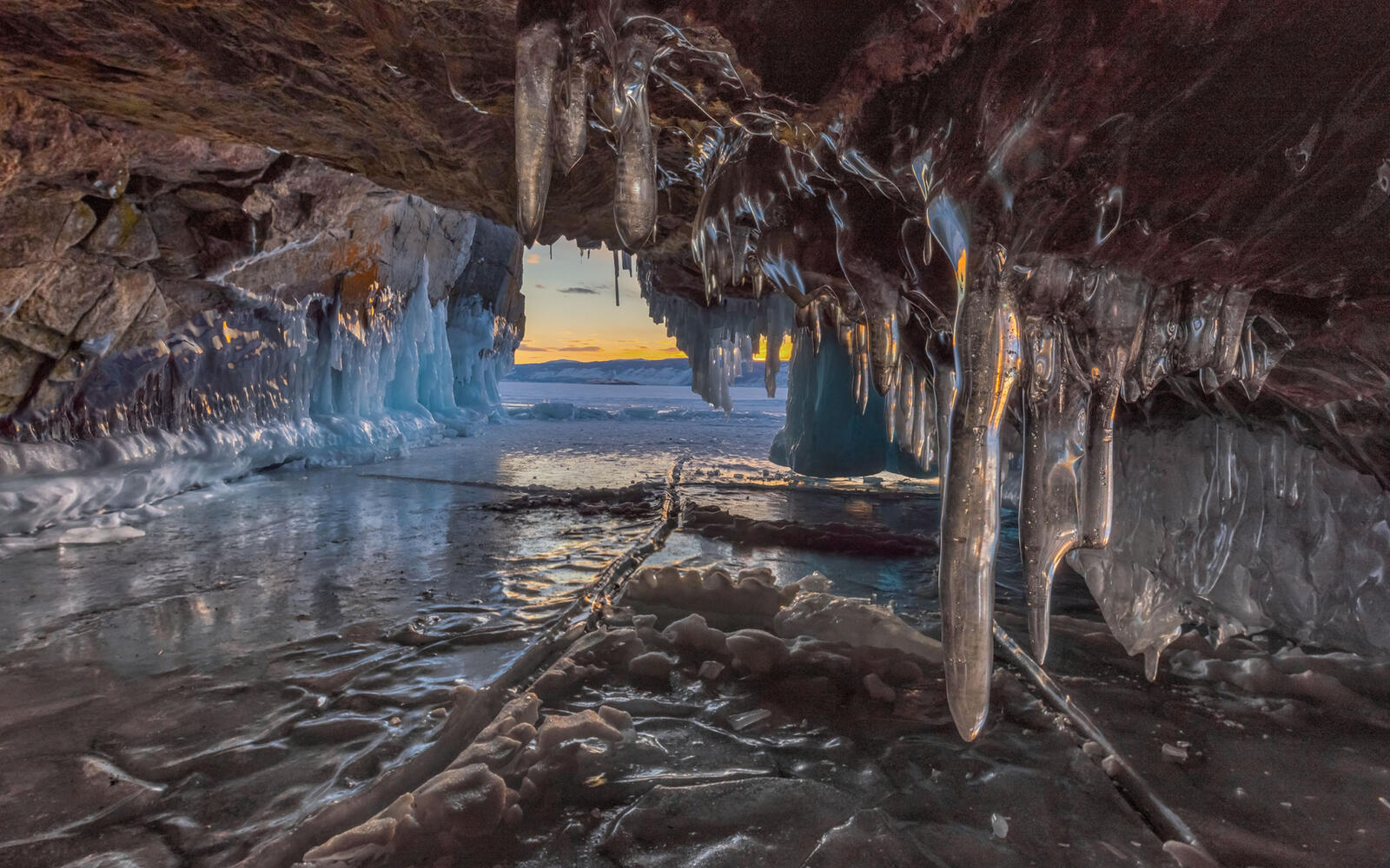 Free photo A frozen cave