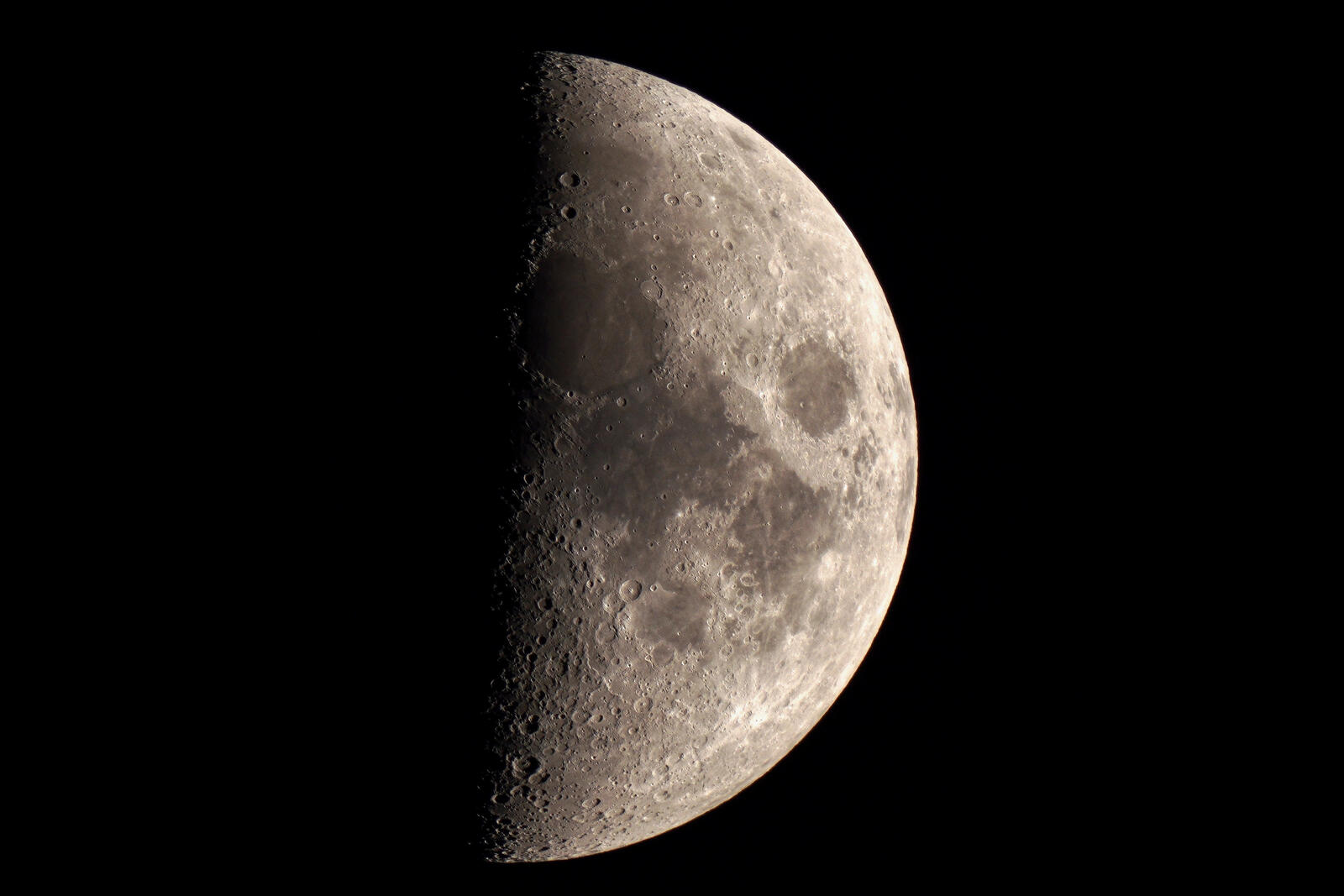 Бесплатное фото Половина луны на темном фоне