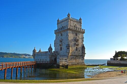 Замок на берегу моря в Португалии