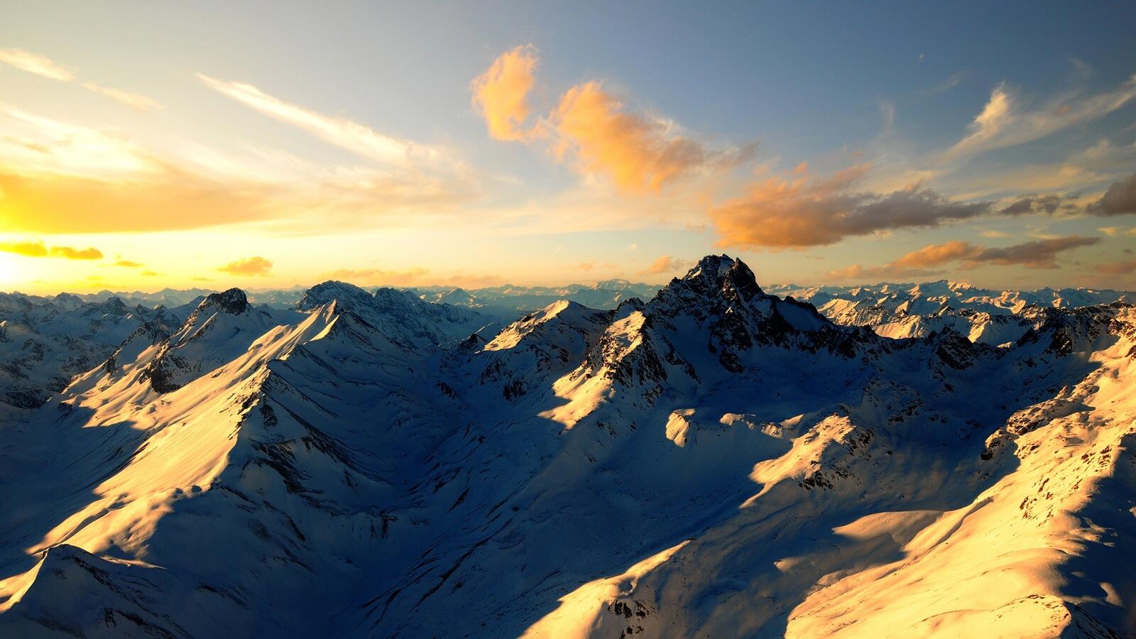 Бесплатное фото Снежные скалы на закате вид сверху