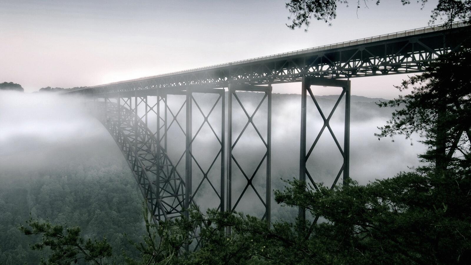免费照片弗吉尼亚州西部峡谷上的一座大桥。