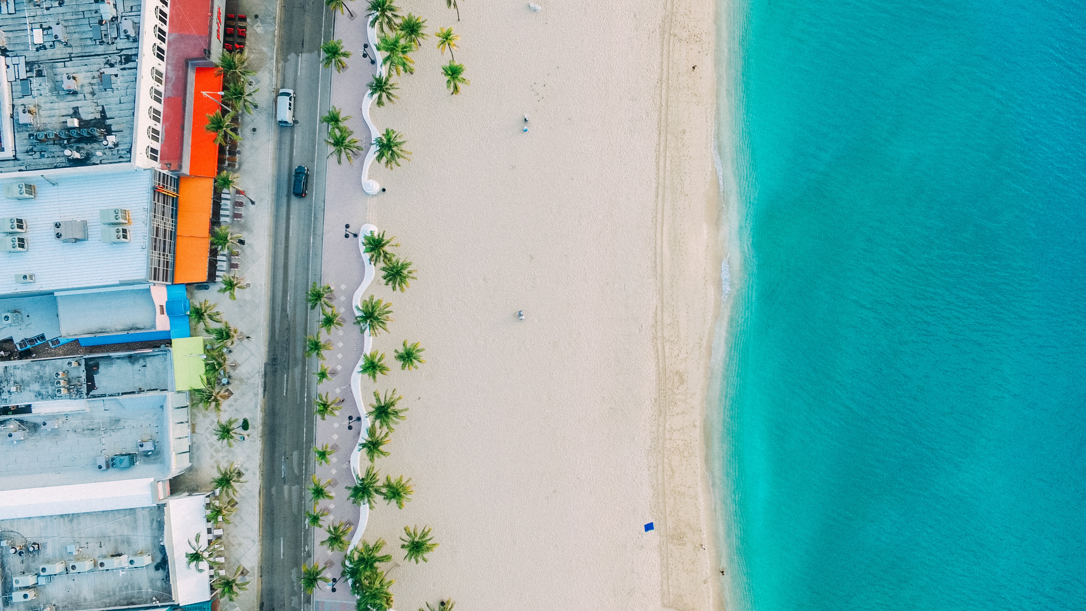 Бесплатное фото Вид с высоты на пляж с пальмами