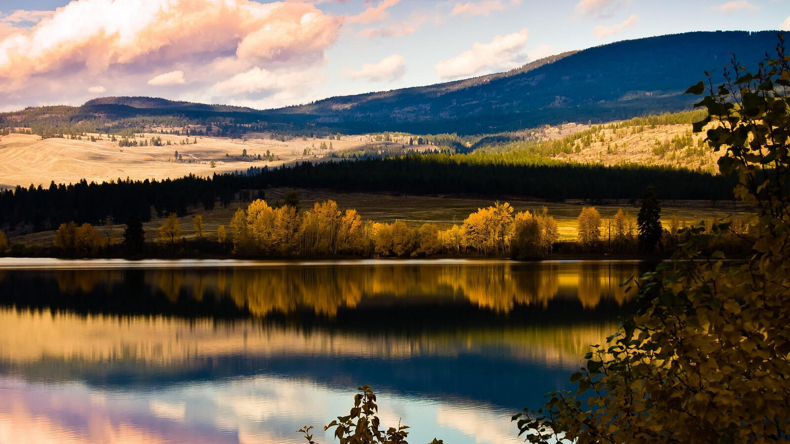 Бесплатное фото Красочное осеннее озеро возле холмистой долины