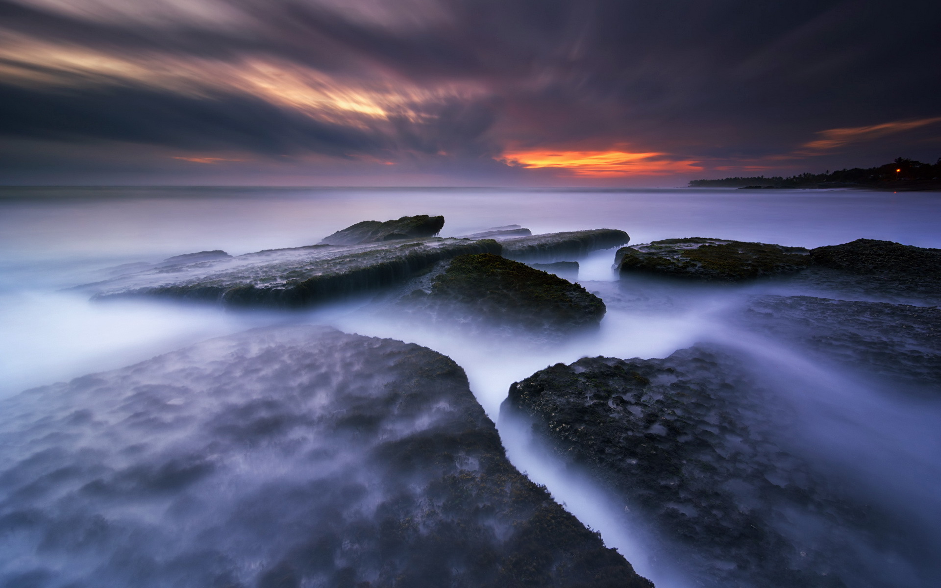 Бесплатное фото Каменные плиты на берегу в Индонезии