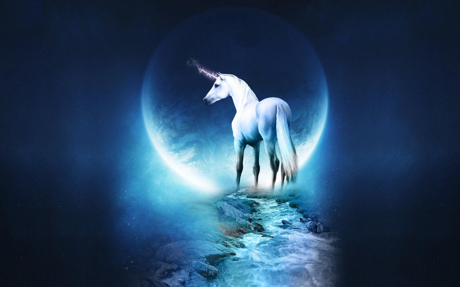 Бесплатное фото Единорог на фоне луны