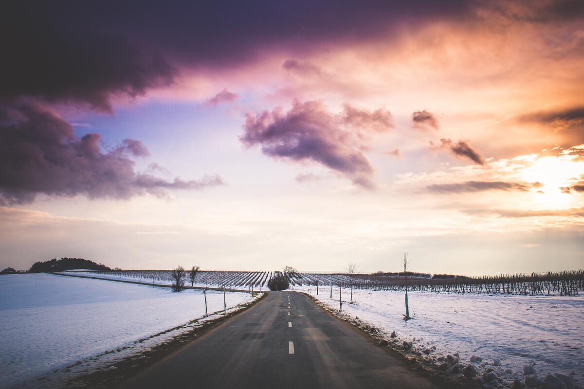Дорога вдоль поля в снегу ведущая к пляжу на море
