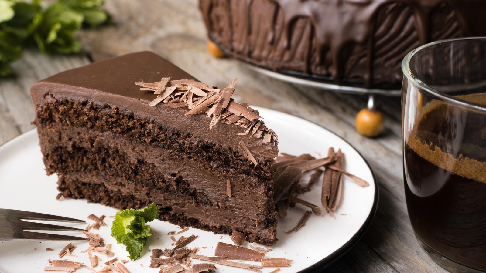Бесплатное фото Шоколадное пирожное в тарелке с вилкой
