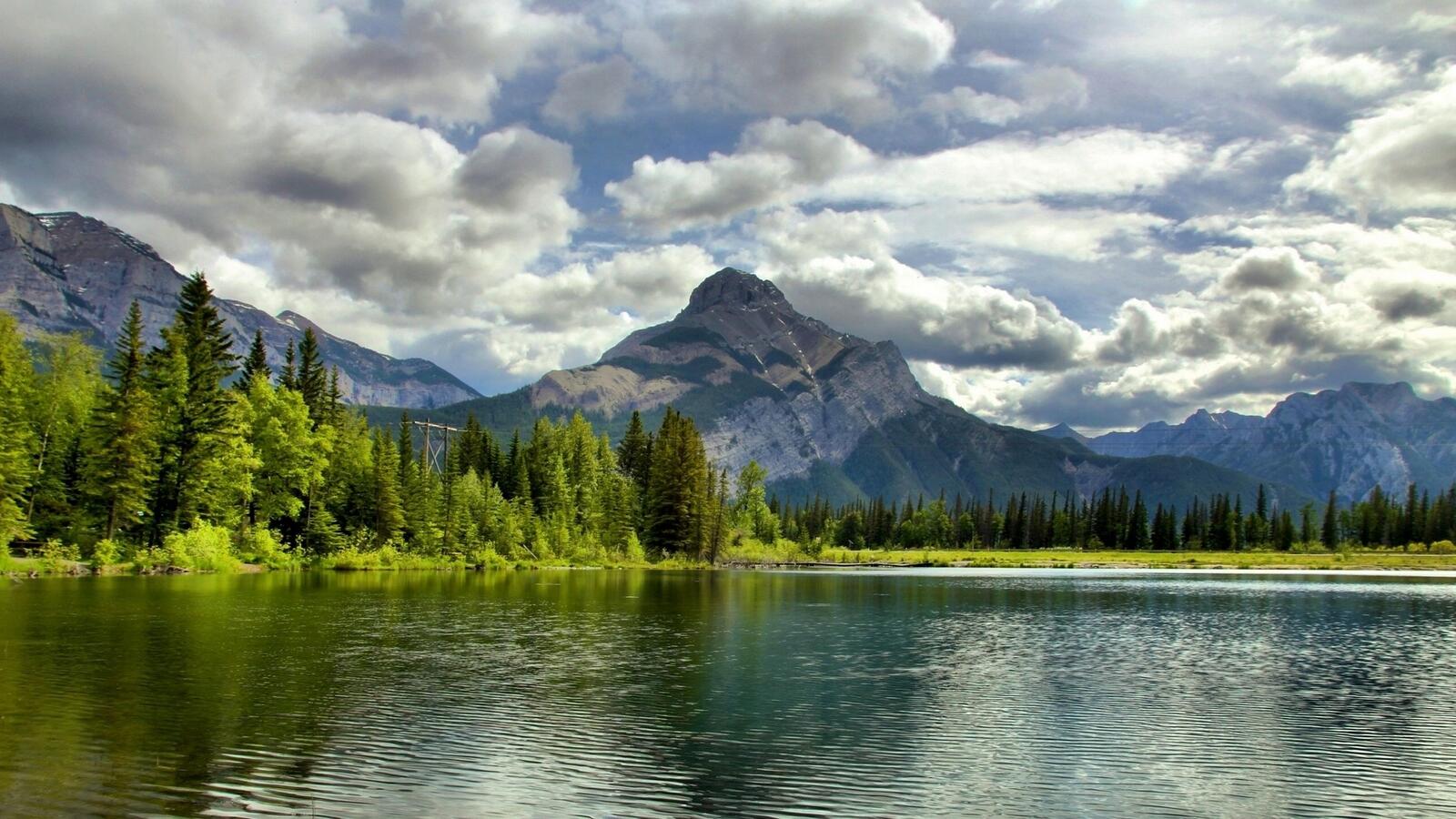 Бесплатное фото Вид с озера на большие горы