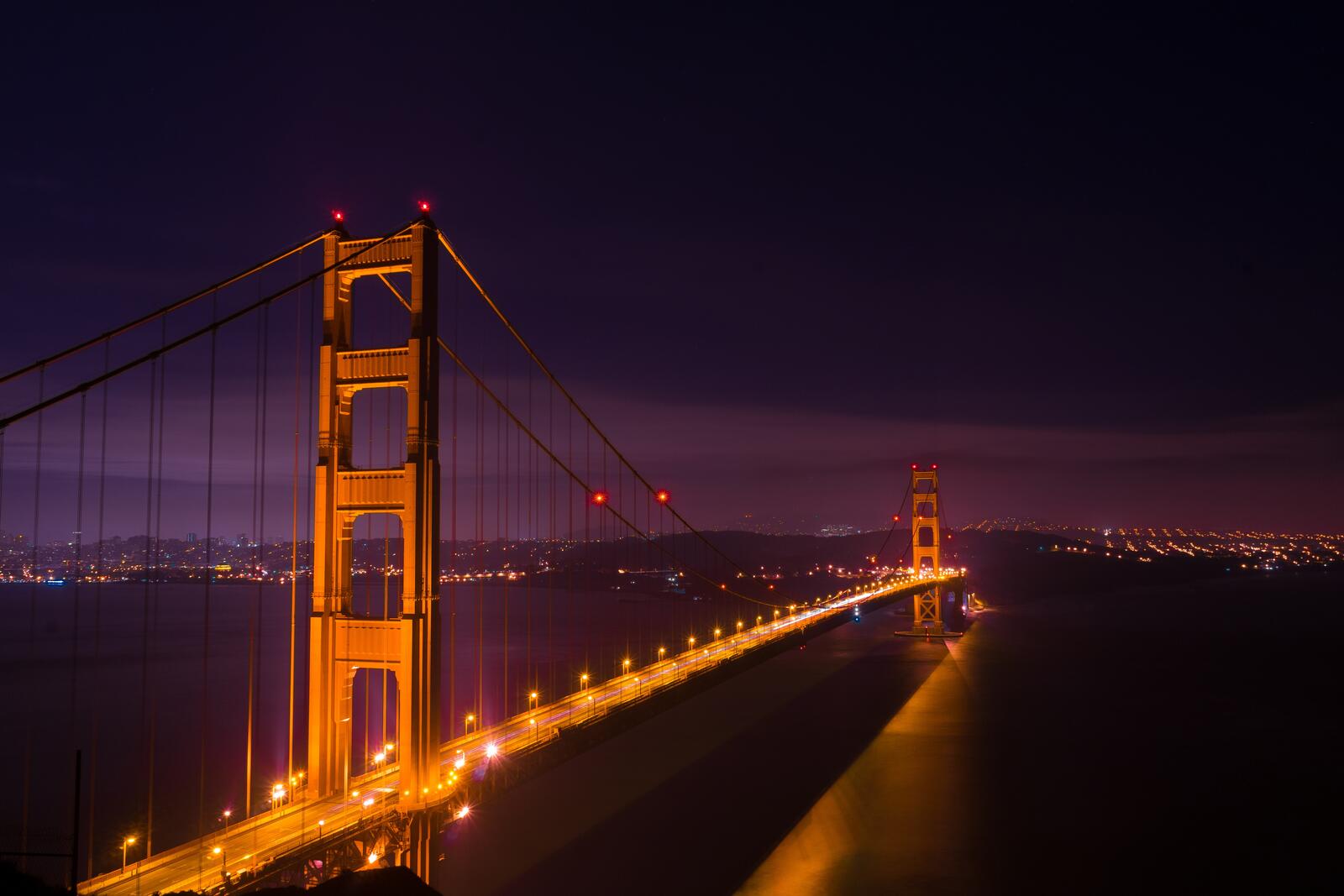 Free photo The San Francisco bridge glows at night