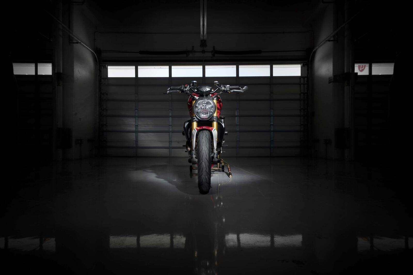 Бесплатное фото Мотоцикл Ducati Monster 1200 Tricolore в теплом паркинге