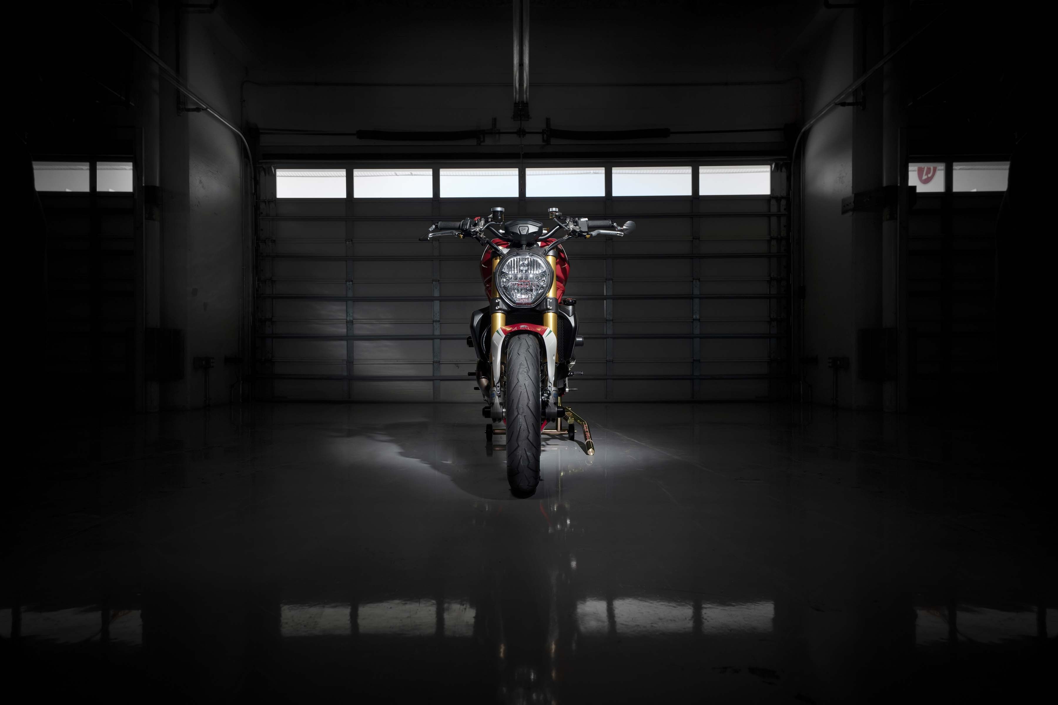 Мотоцикл Ducati Monster 1200 Tricolore в теплом паркинге