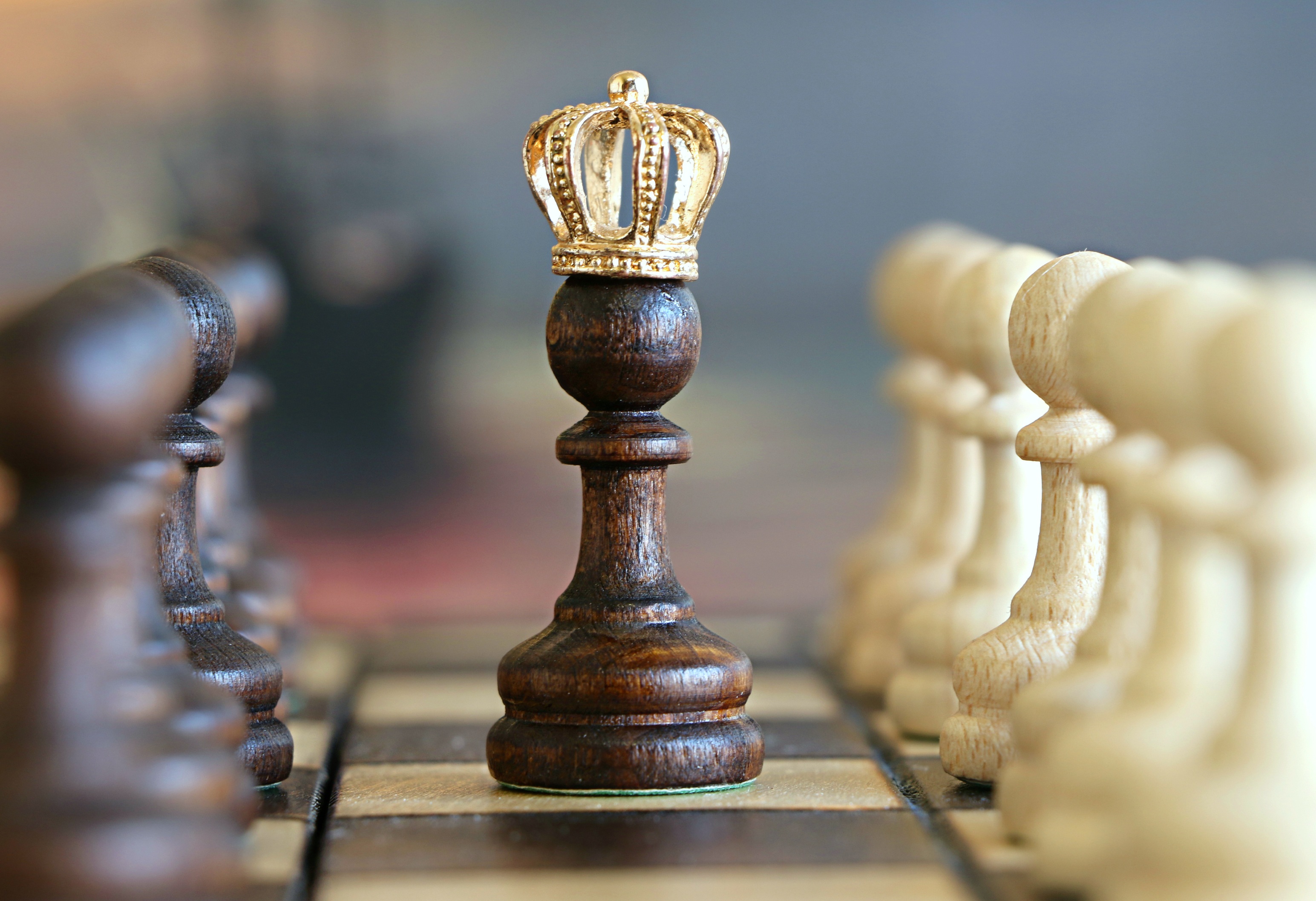 Бесплатное фото Шахматная статуэтка с золотой короной на вершине