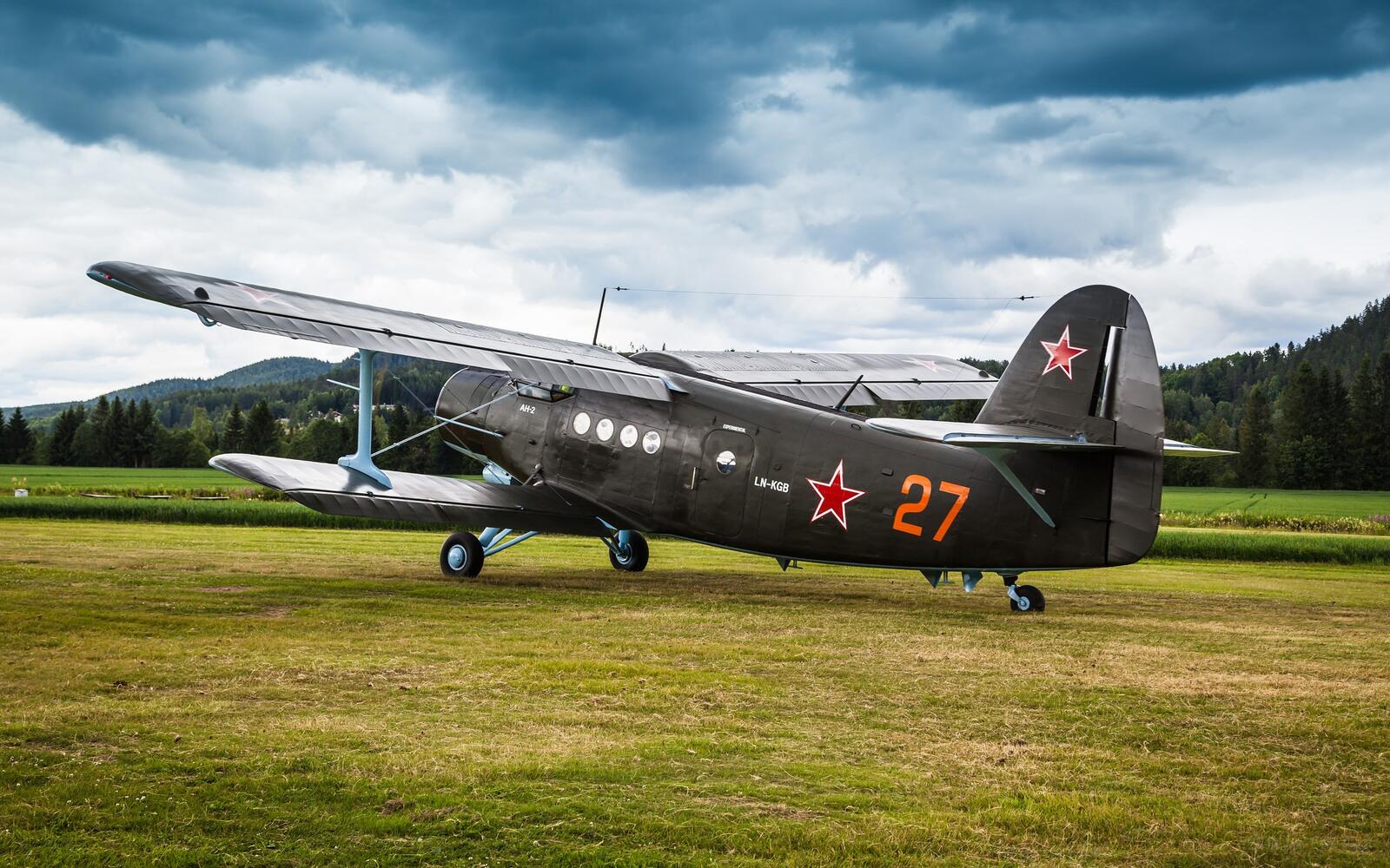 Бесплатное фото Темно-зеленый военный самолет с двойными крыльями