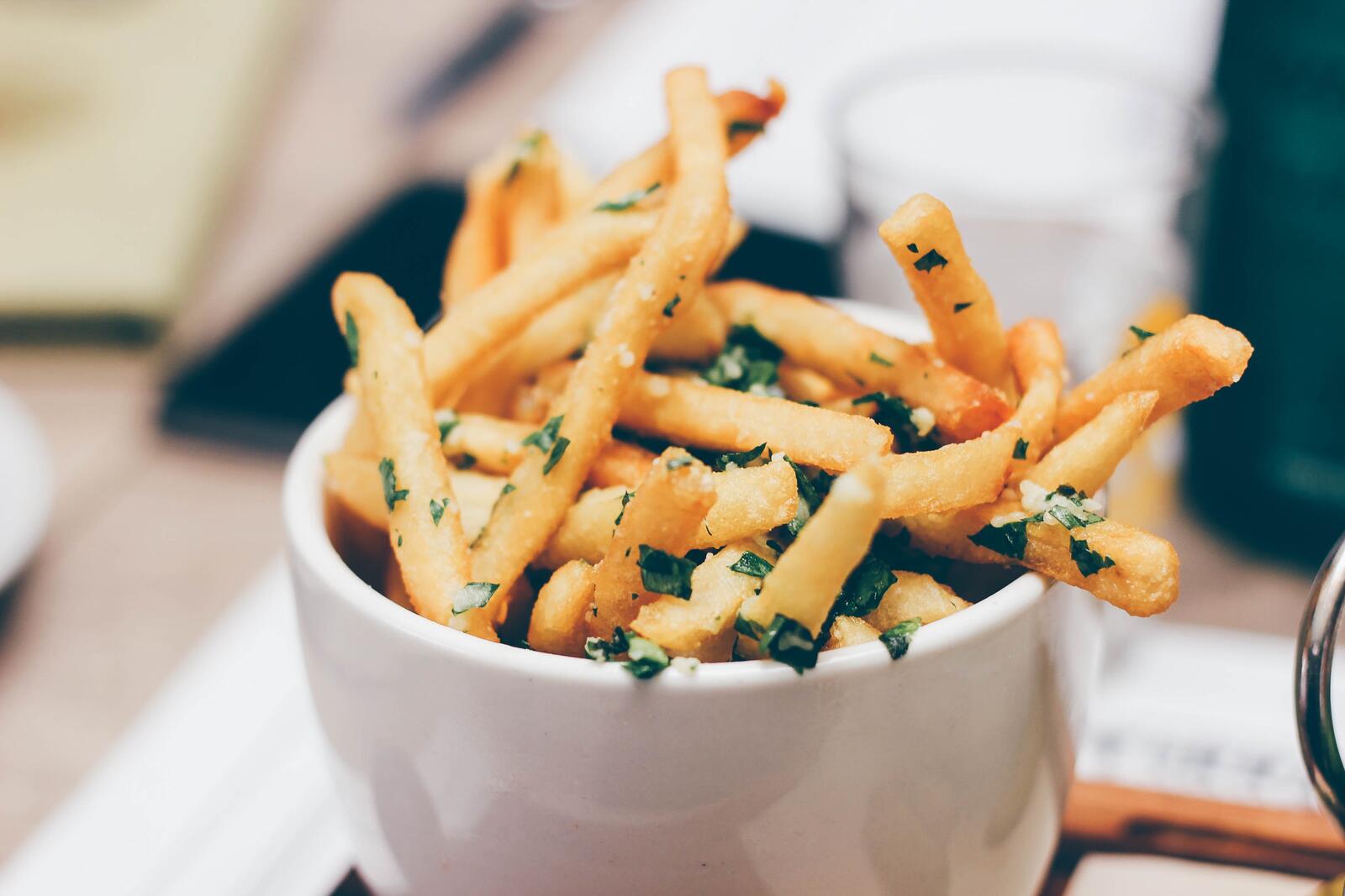 Free photo French fries with greens