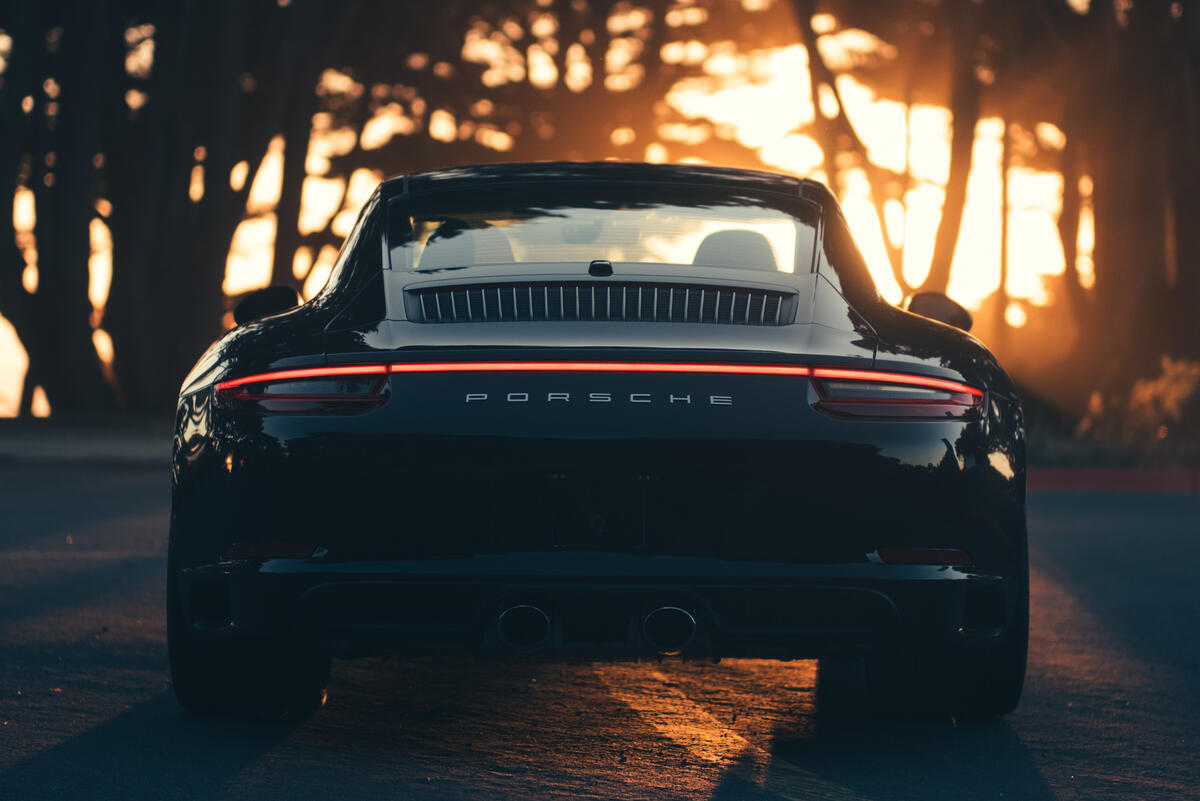 Черный Porsche 911 вид сзади