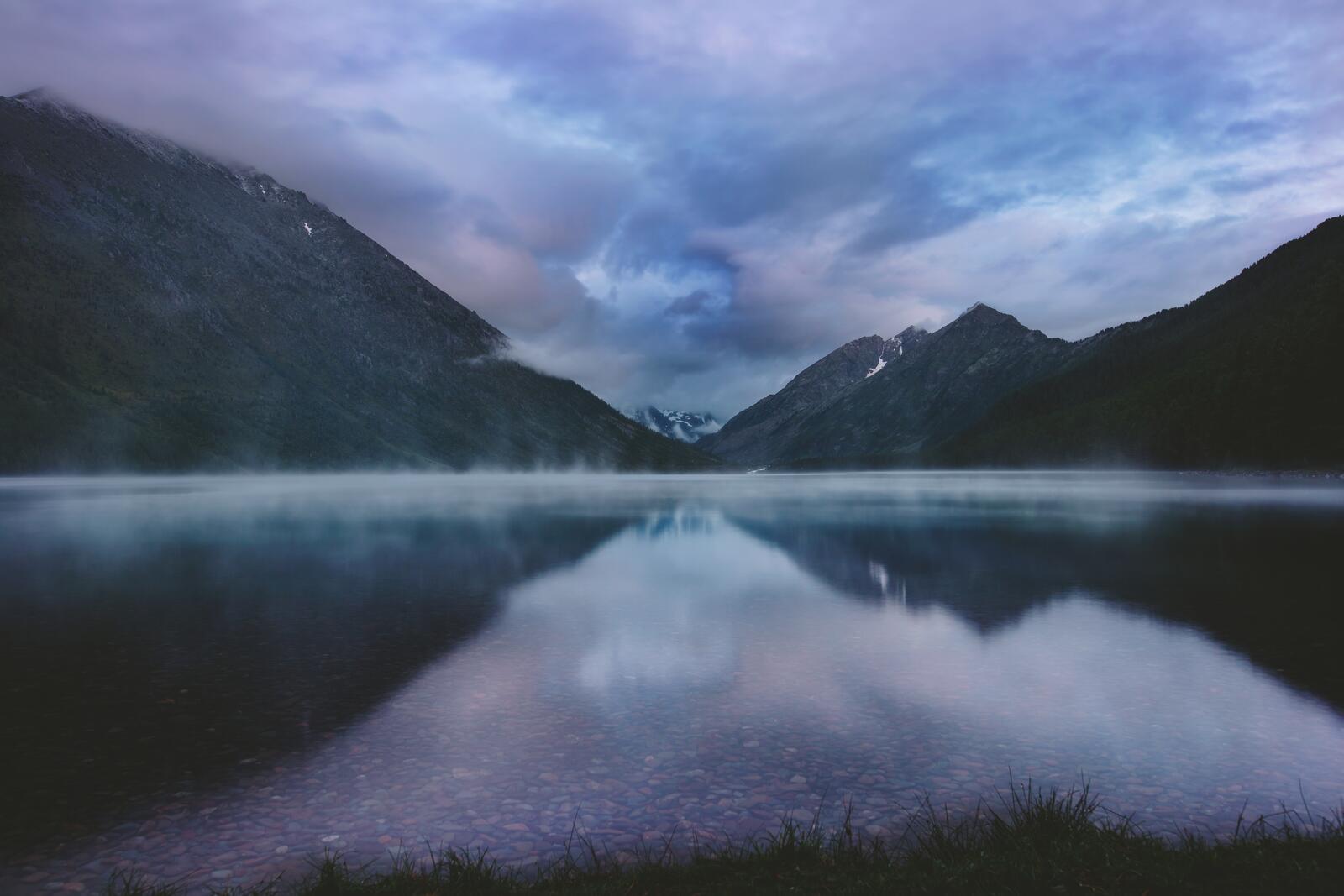Бесплатное фото Испарение воды на озере в горах