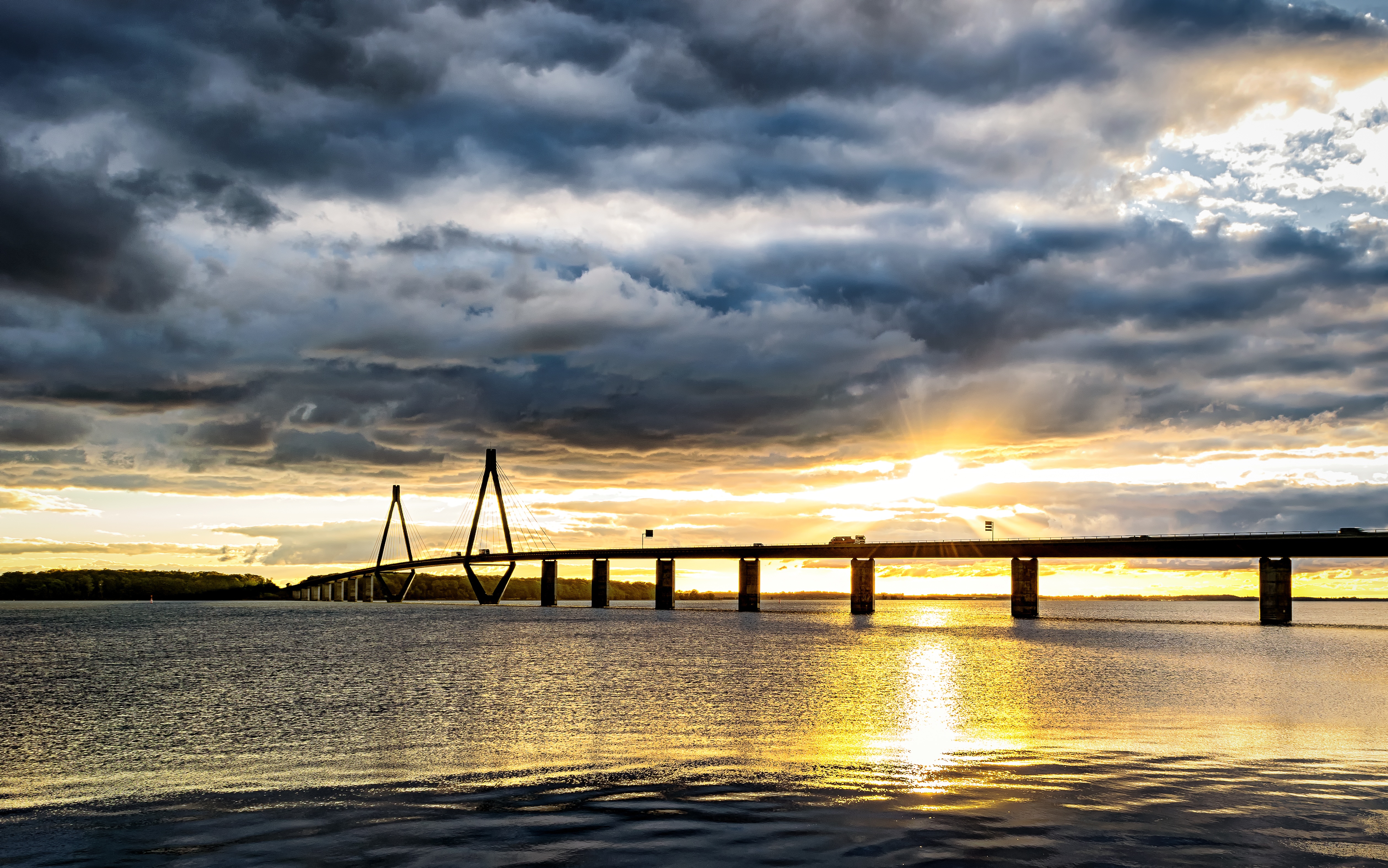免费照片丹麦水上的一座大桥