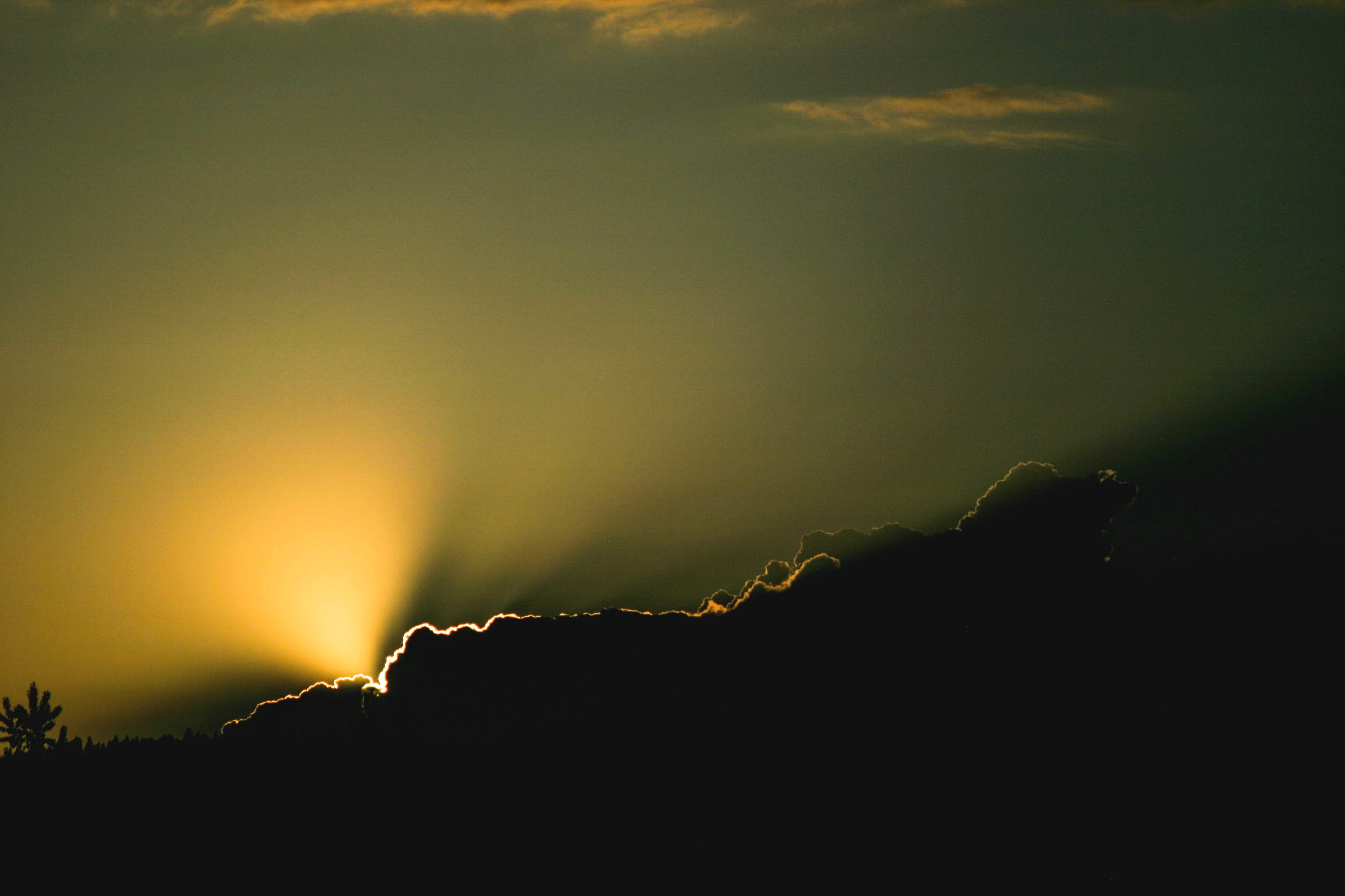 Бесплатное фото Солнце уходит в закат за облака