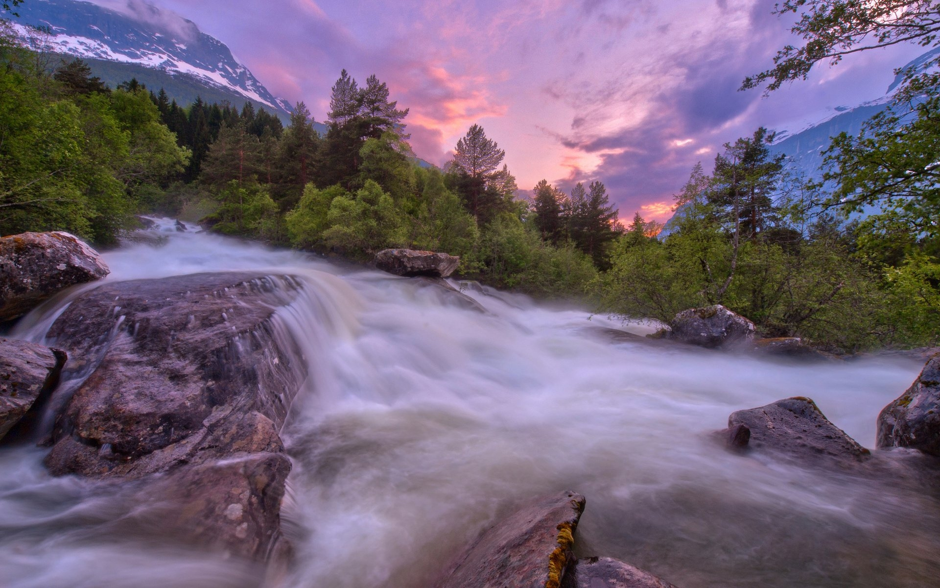 Бесплатное фото Сильный поток реки в горах