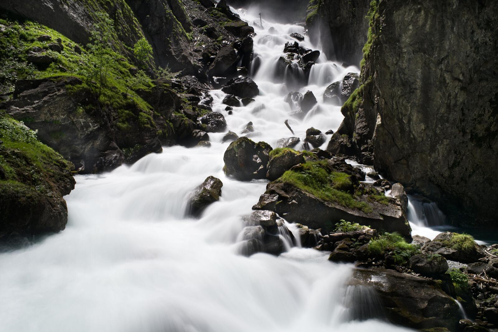 Бесплатное фото Сильный водопад среди скал