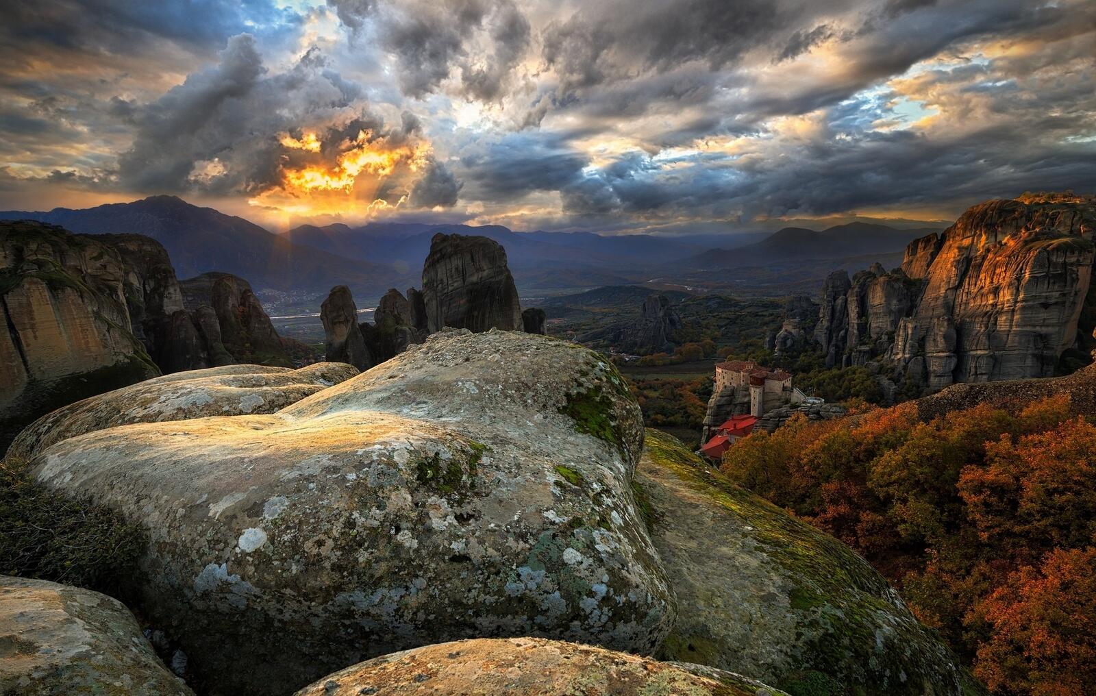 Бесплатное фото Монастырь окружённый горами
