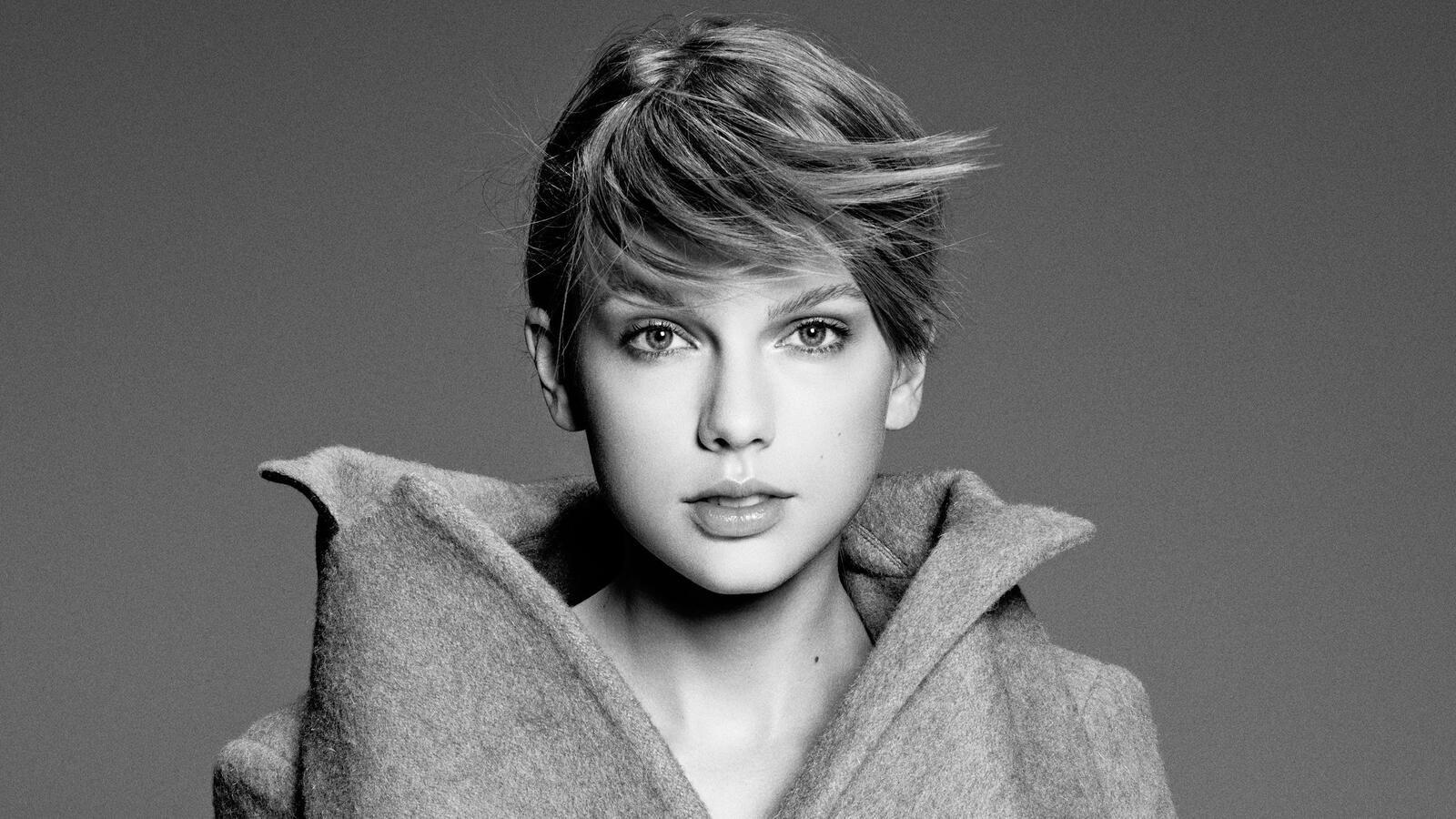 Free photo A monochrome portrait of Taylor Swift