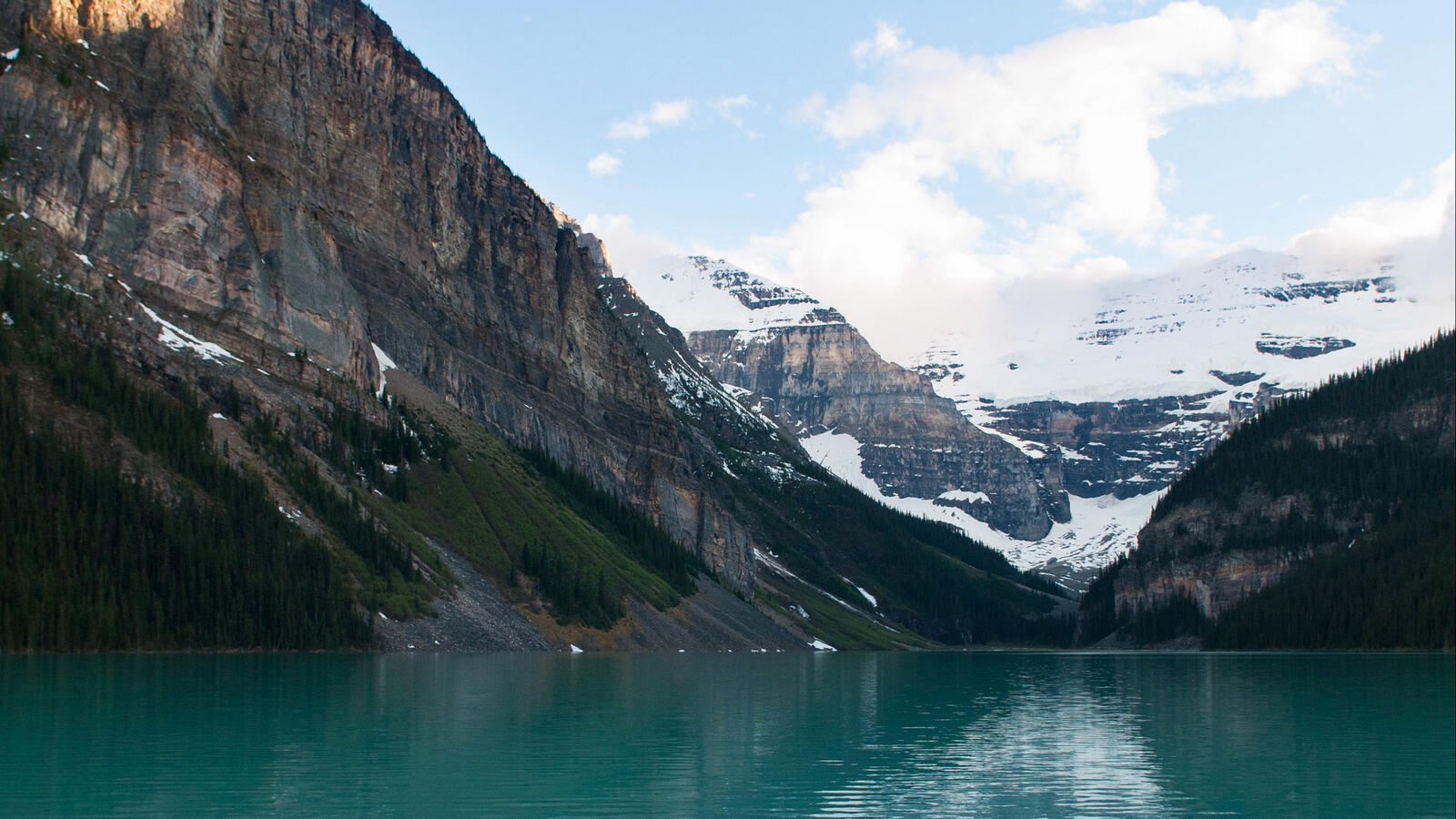 Бесплатное фото Озеро с чистой водой в горах
