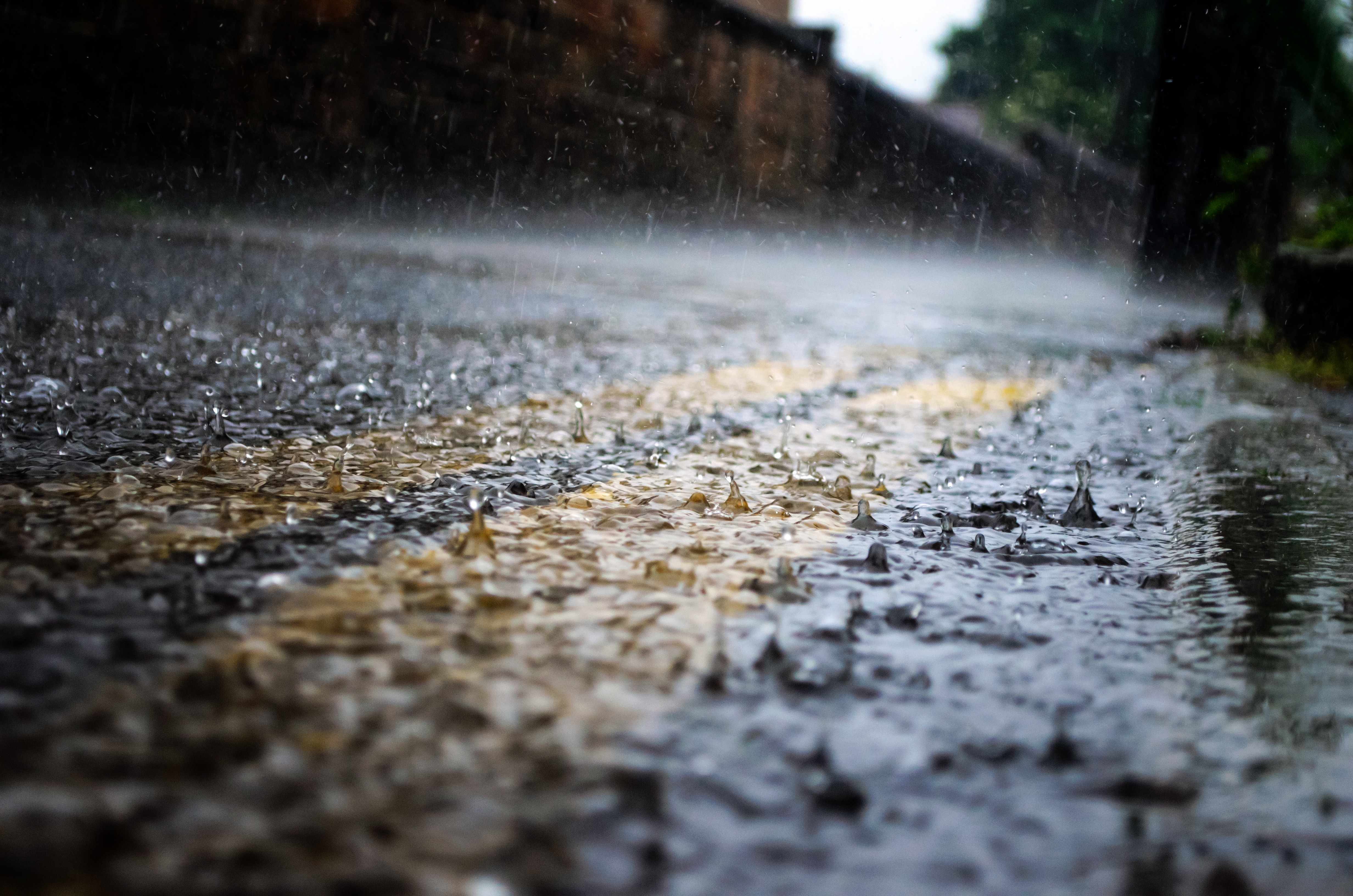 免费照片大雨在人行道上变成了一个个水坑