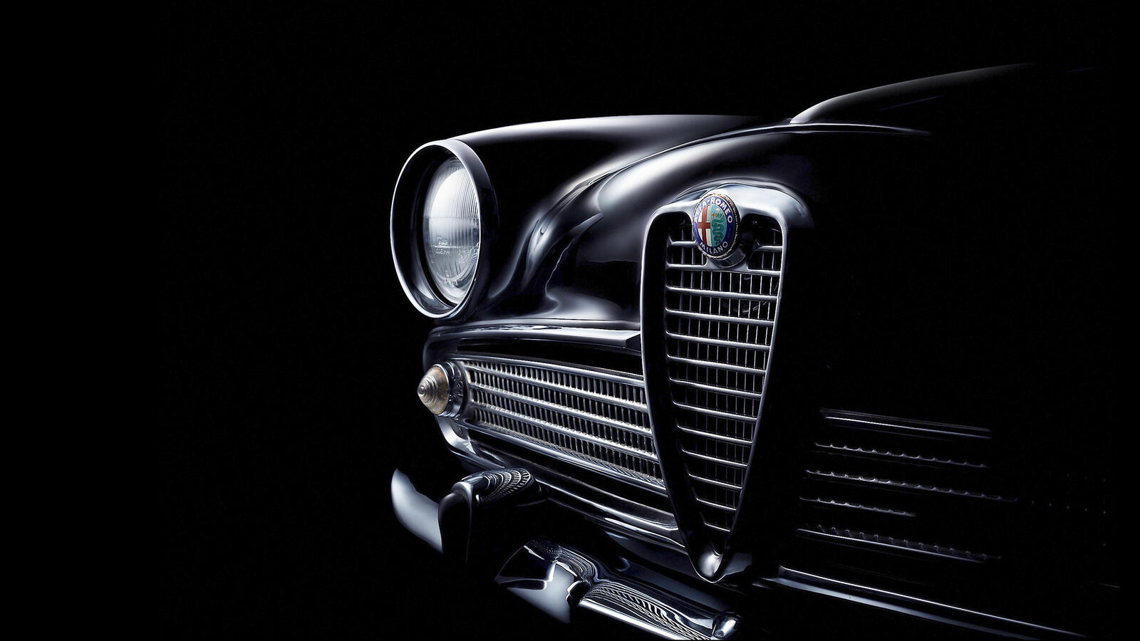 Бесплатное фото Старая Alfa Romeo во тьме