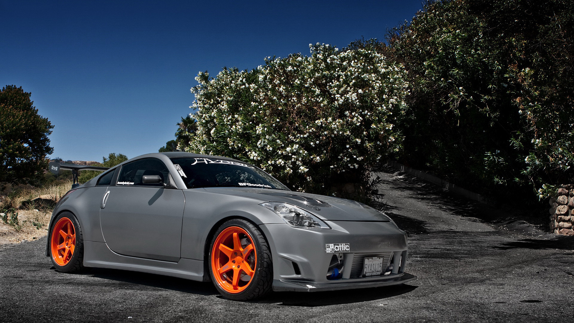 Бесплатное фото Nissan 350z с оранжевыми дисками