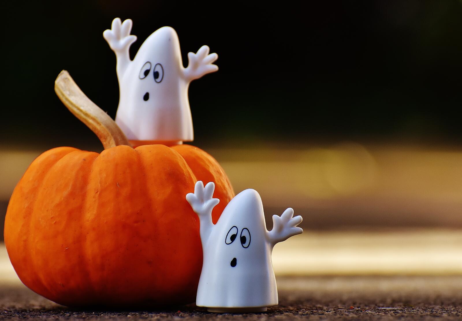 Free photo Halloween toy ghosts.