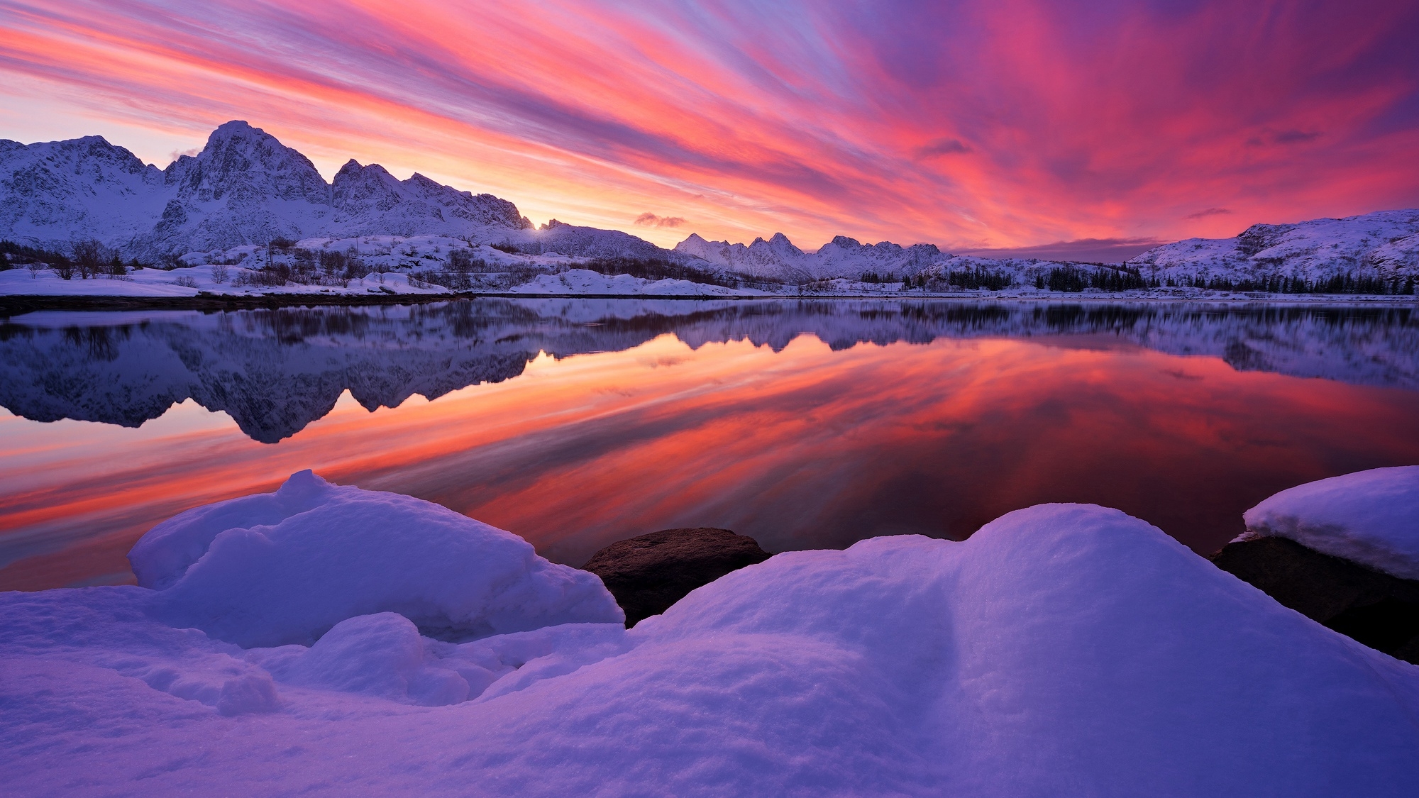 冬季湖面上的美丽日落