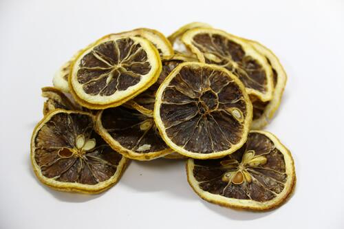 Выжатые и высохшие лимоны на белом фоне